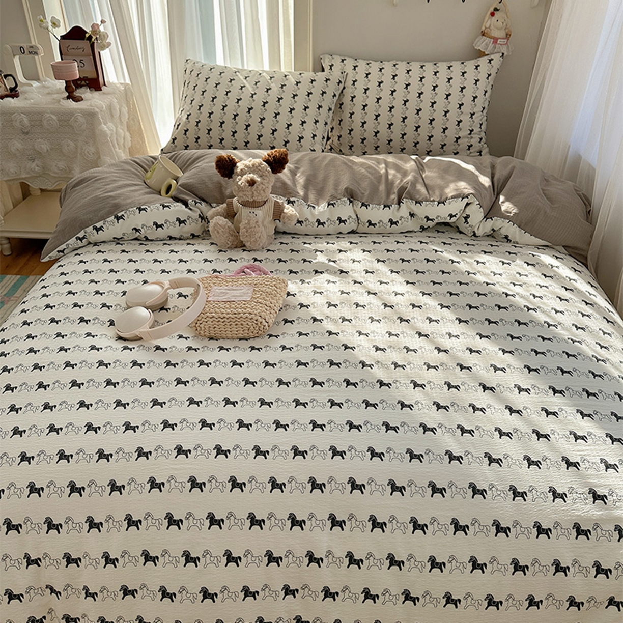 91家纺网 家纺一手货源 找家纺 贝扬思家纺 2025新款敲可爱的奶呼呼云感双层纱简约四件套系列-超级治愈~ 木马