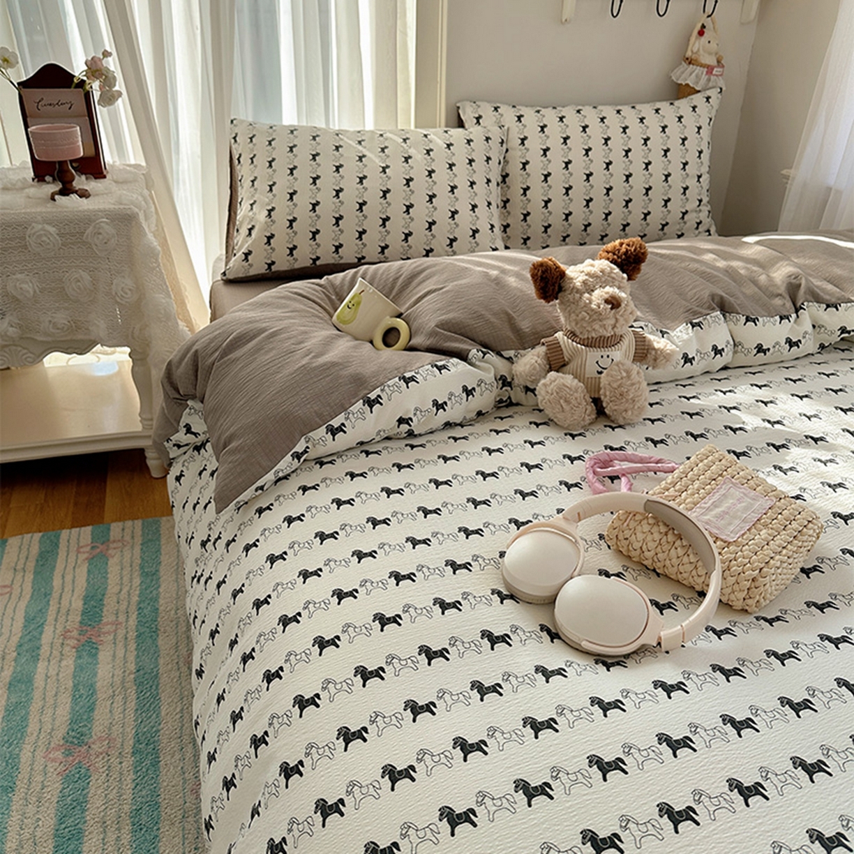 91家纺网 家纺一手货源 找家纺 贝扬思家纺 2025新款敲可爱的奶呼呼云感双层纱简约四件套系列-超级治愈~ 木马