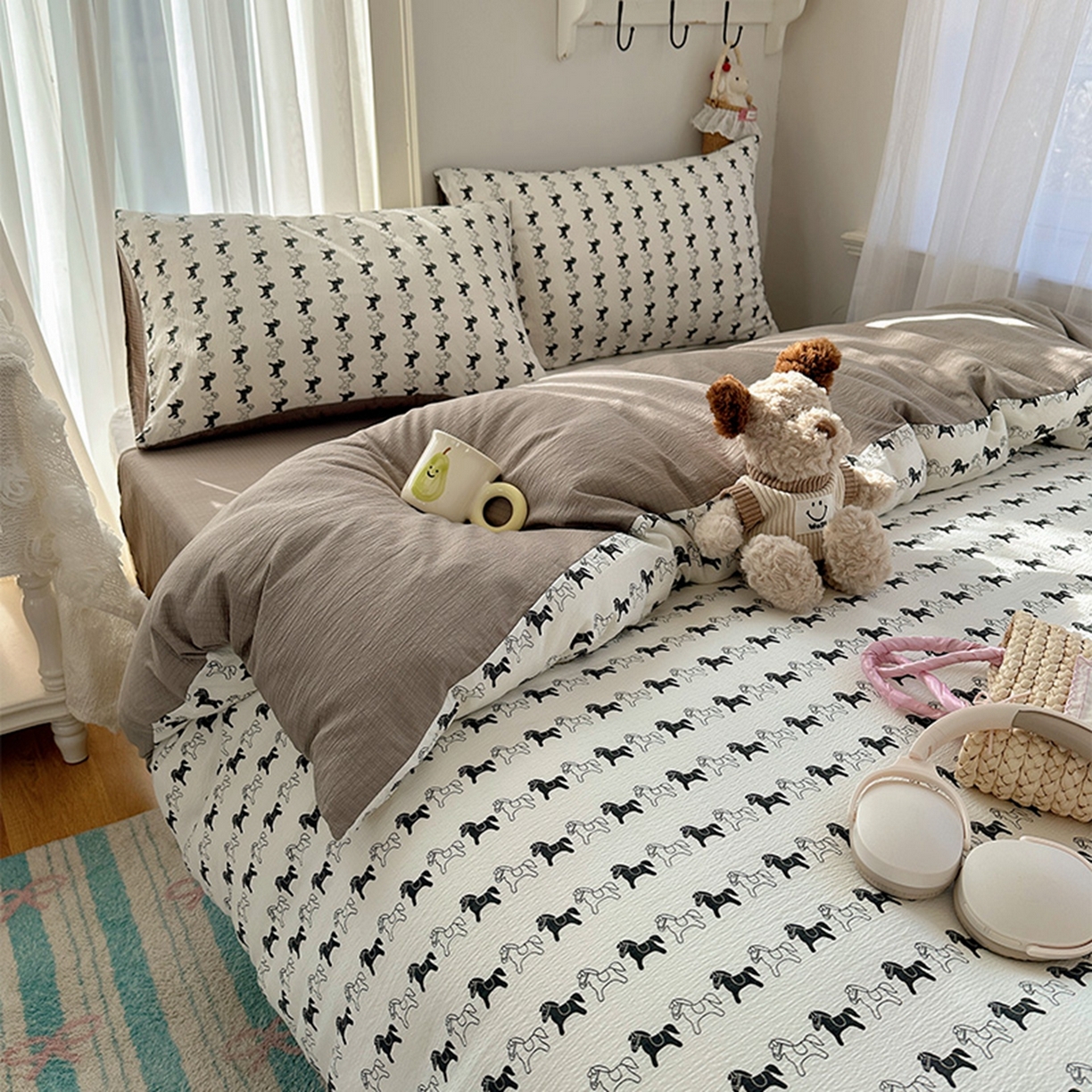 91家纺网 家纺一手货源 找家纺 贝扬思家纺 2025新款敲可爱的奶呼呼云感双层纱简约四件套系列-超级治愈~ 木马