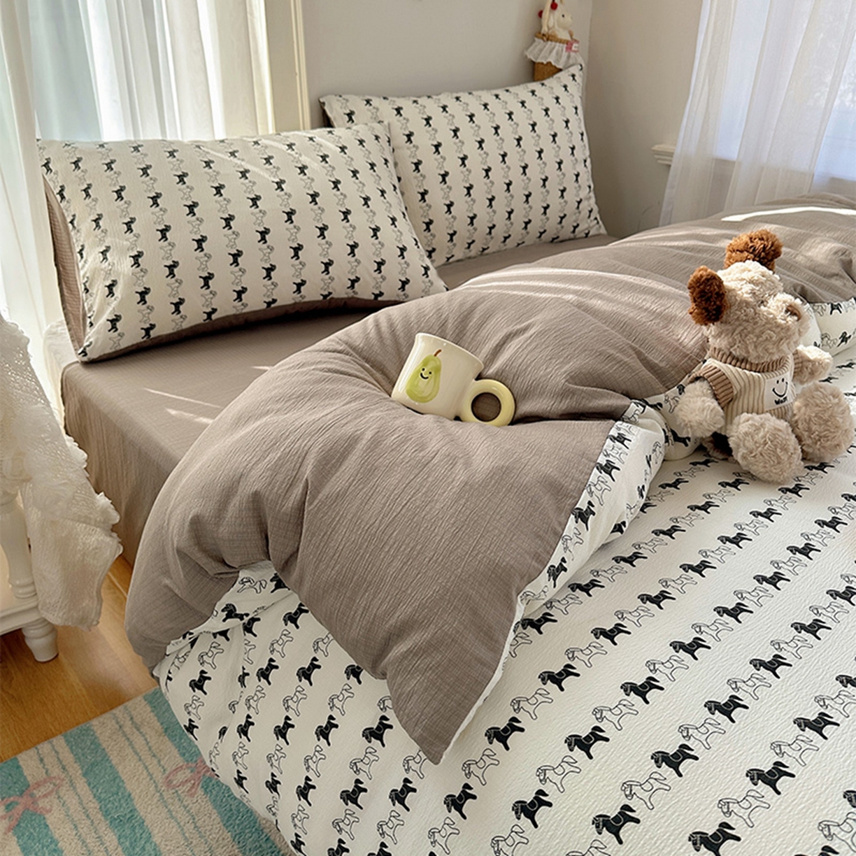 91家纺网 家纺一手货源 找家纺 贝扬思家纺 2025新款敲可爱的奶呼呼云感双层纱简约四件套系列-超级治愈~ 木马