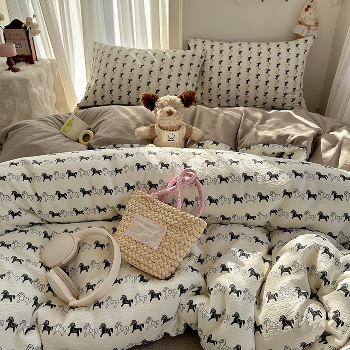 91家纺网 家纺一手货源 找家纺 贝扬思家纺 2025新款敲可爱的奶呼呼云感双层纱简约四件套系列-超级治愈~ 木马