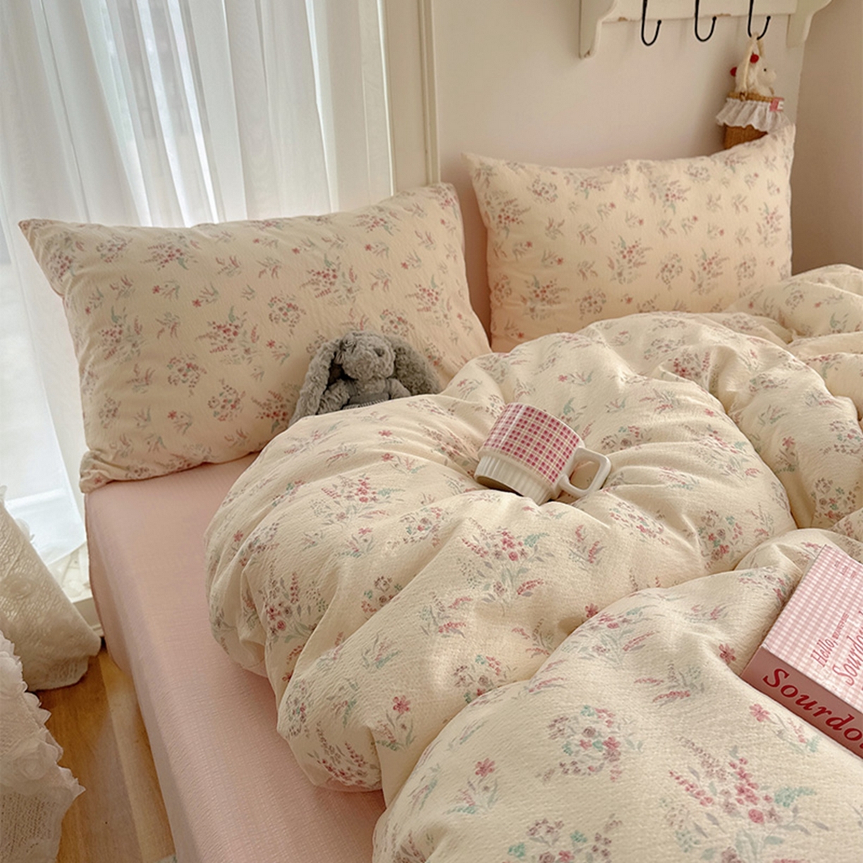 91家纺网 家纺一手货源 找家纺 贝扬思家纺 2025新款敲可爱的奶呼呼云感双层纱简约四件套系列-超级治愈~ 奶昔甜糕