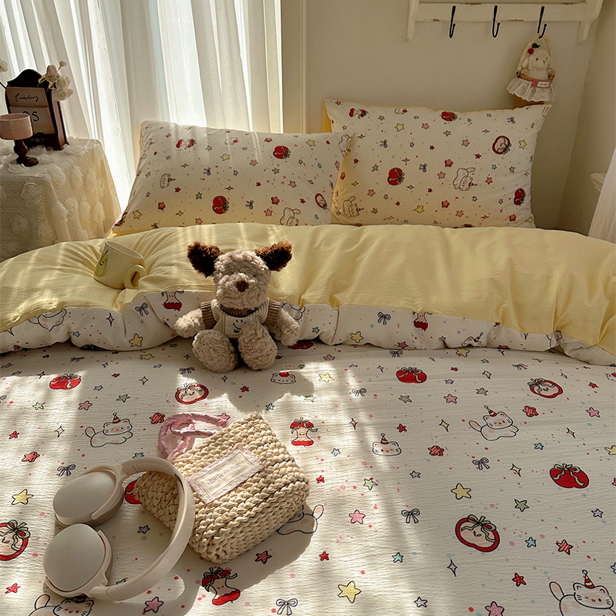 91家纺网 家纺一手货源 找家纺 贝扬思家纺 2025新款敲可爱的奶呼呼云感双层纱简约四件套系列-超级治愈~ 苹果小怪