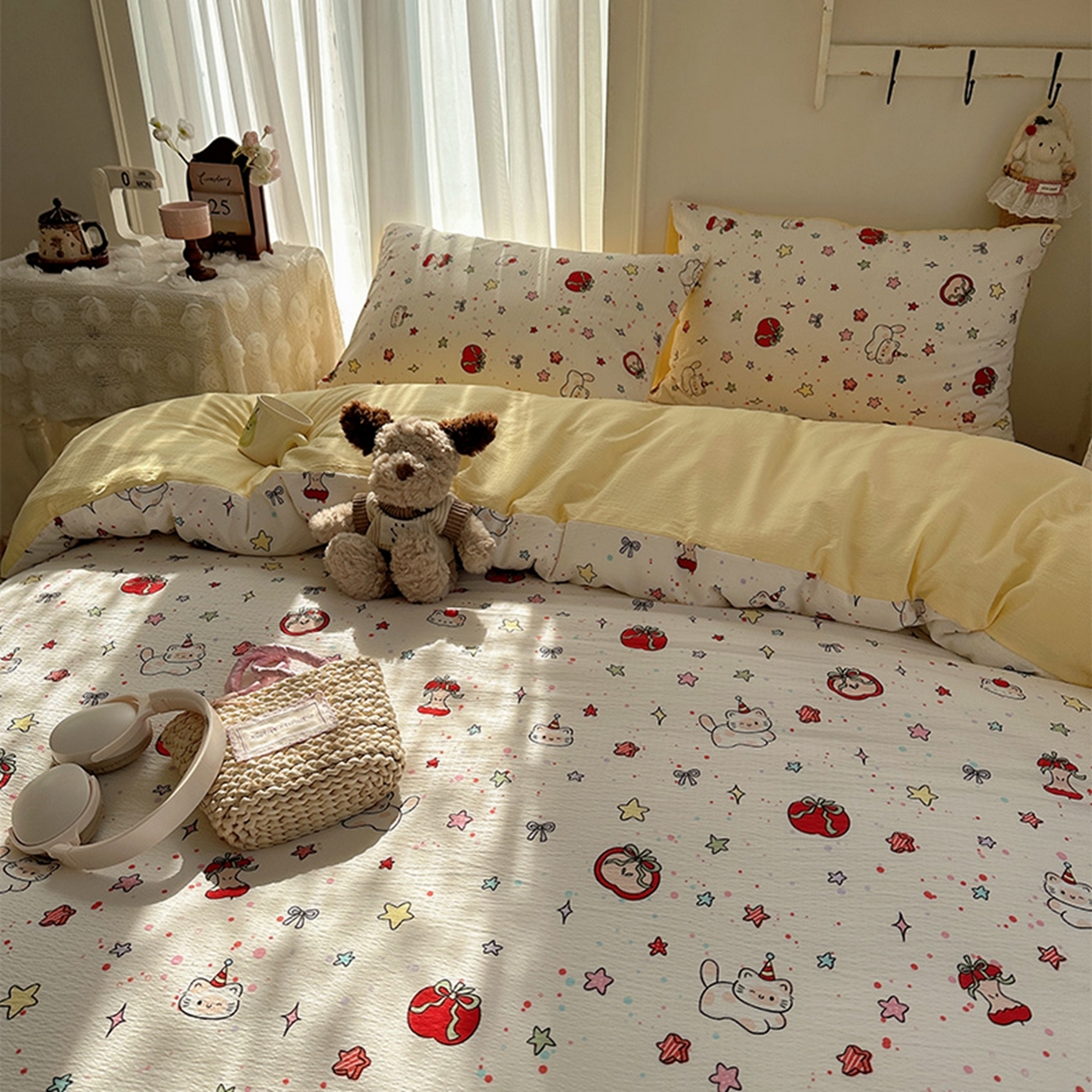 91家纺网 家纺一手货源 找家纺 贝扬思家纺 2025新款敲可爱的奶呼呼云感双层纱简约四件套系列-超级治愈~ 苹果小怪