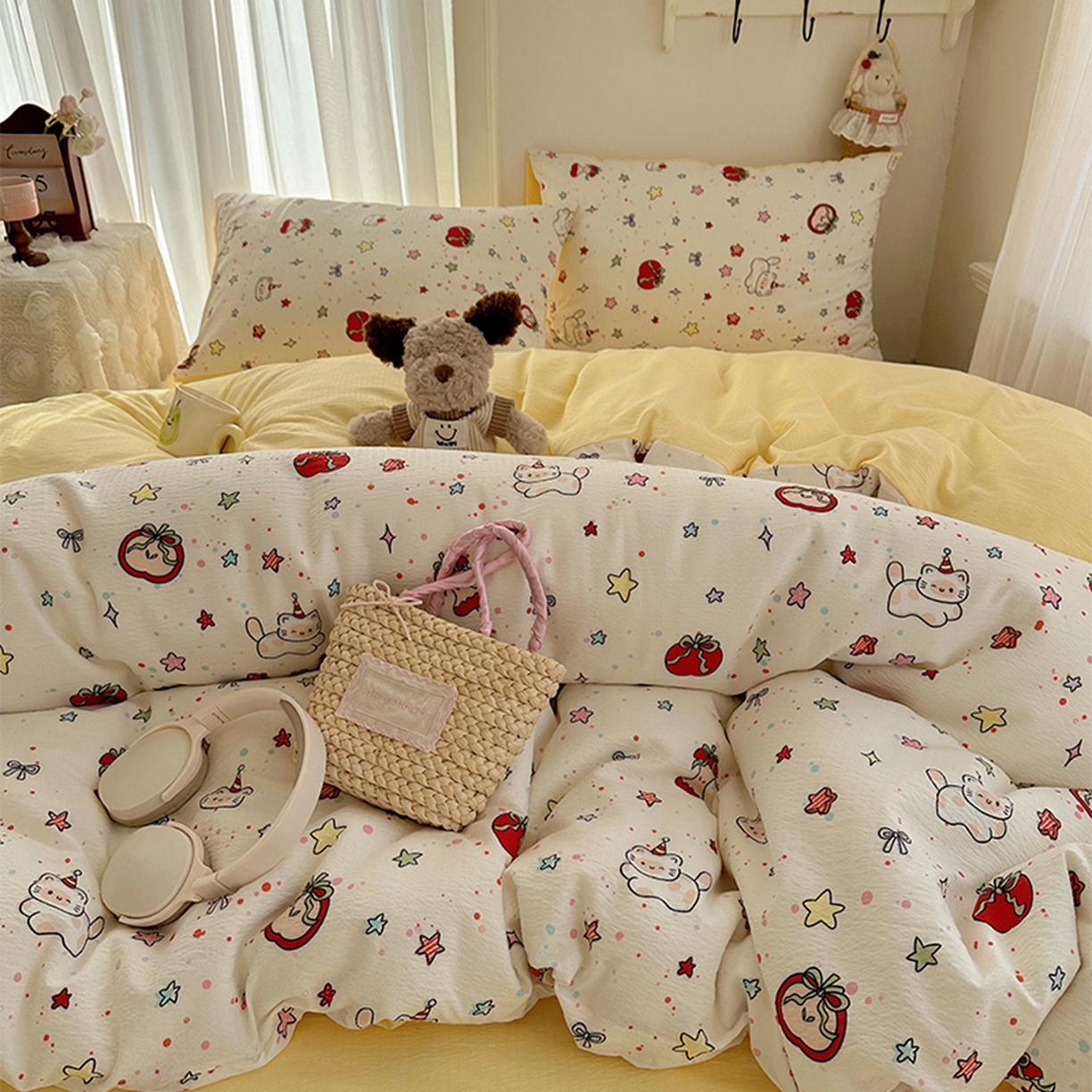 91家纺网 家纺一手货源 找家纺 贝扬思家纺 2025新款敲可爱的奶呼呼云感双层纱简约四件套系列-超级治愈~ 苹果小怪