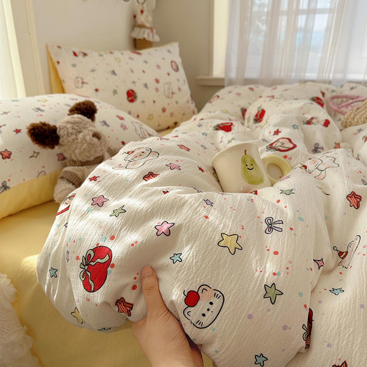 91家纺网 家纺一手货源 找家纺 贝扬思家纺 2025新款敲可爱的奶呼呼云感双层纱简约四件套系列-超级治愈~ 苹果小怪