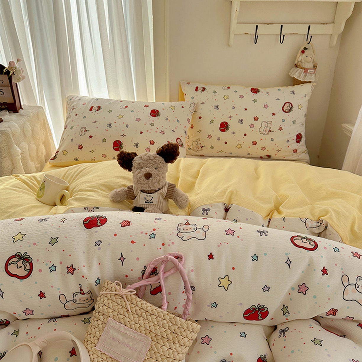 91家纺网 家纺一手货源 找家纺 贝扬思家纺 2025新款敲可爱的奶呼呼云感双层纱简约四件套系列-超级治愈~ 苹果小怪