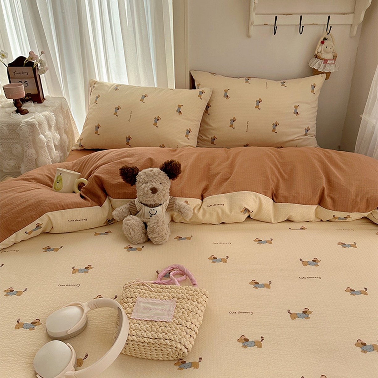 91家纺网 家纺一手货源 找家纺 贝扬思家纺 2025新款敲可爱的奶呼呼云感双层纱简约四件套系列-超级治愈~ 俏皮狗