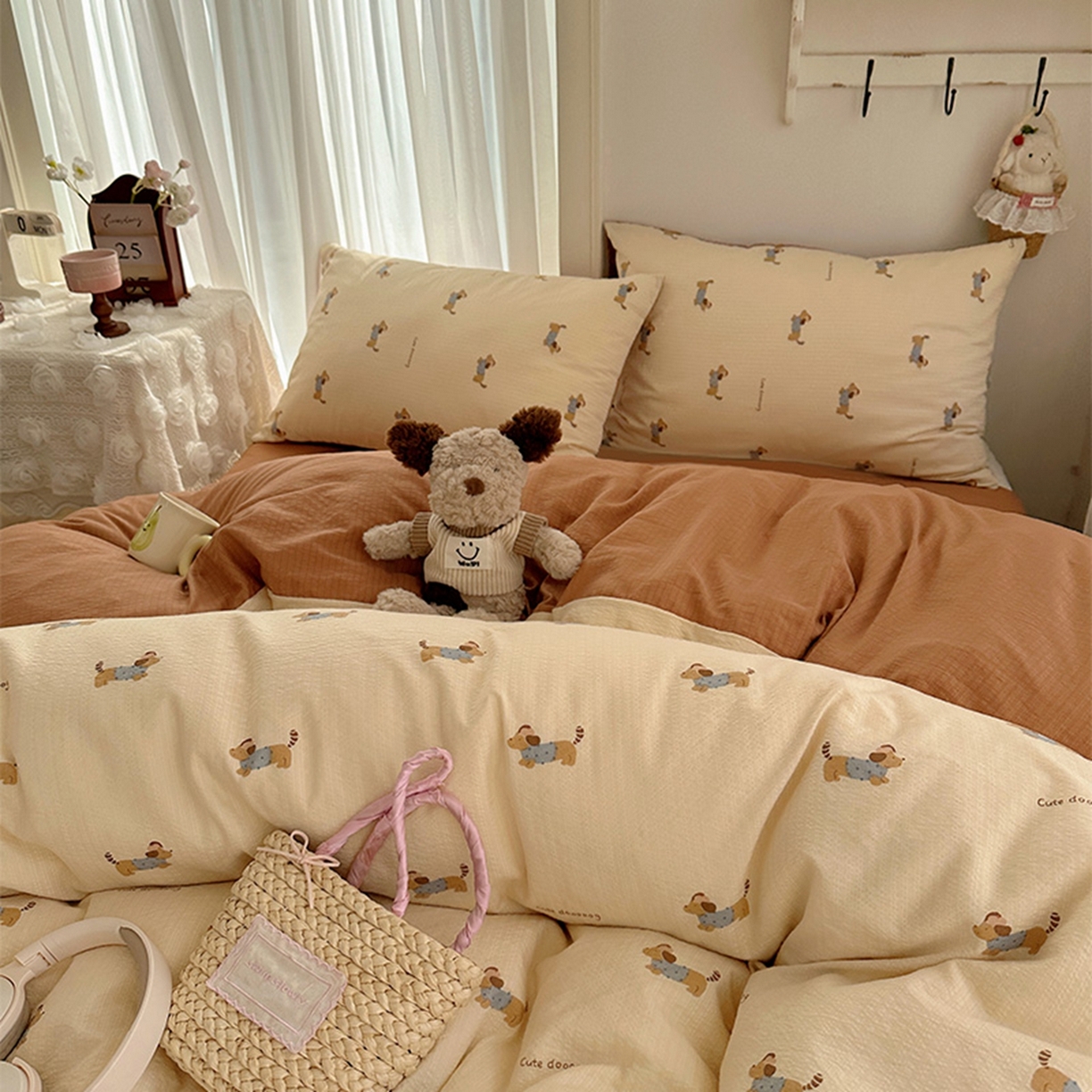 91家纺网 家纺一手货源 找家纺 贝扬思家纺 2025新款敲可爱的奶呼呼云感双层纱简约四件套系列-超级治愈~ 俏皮狗