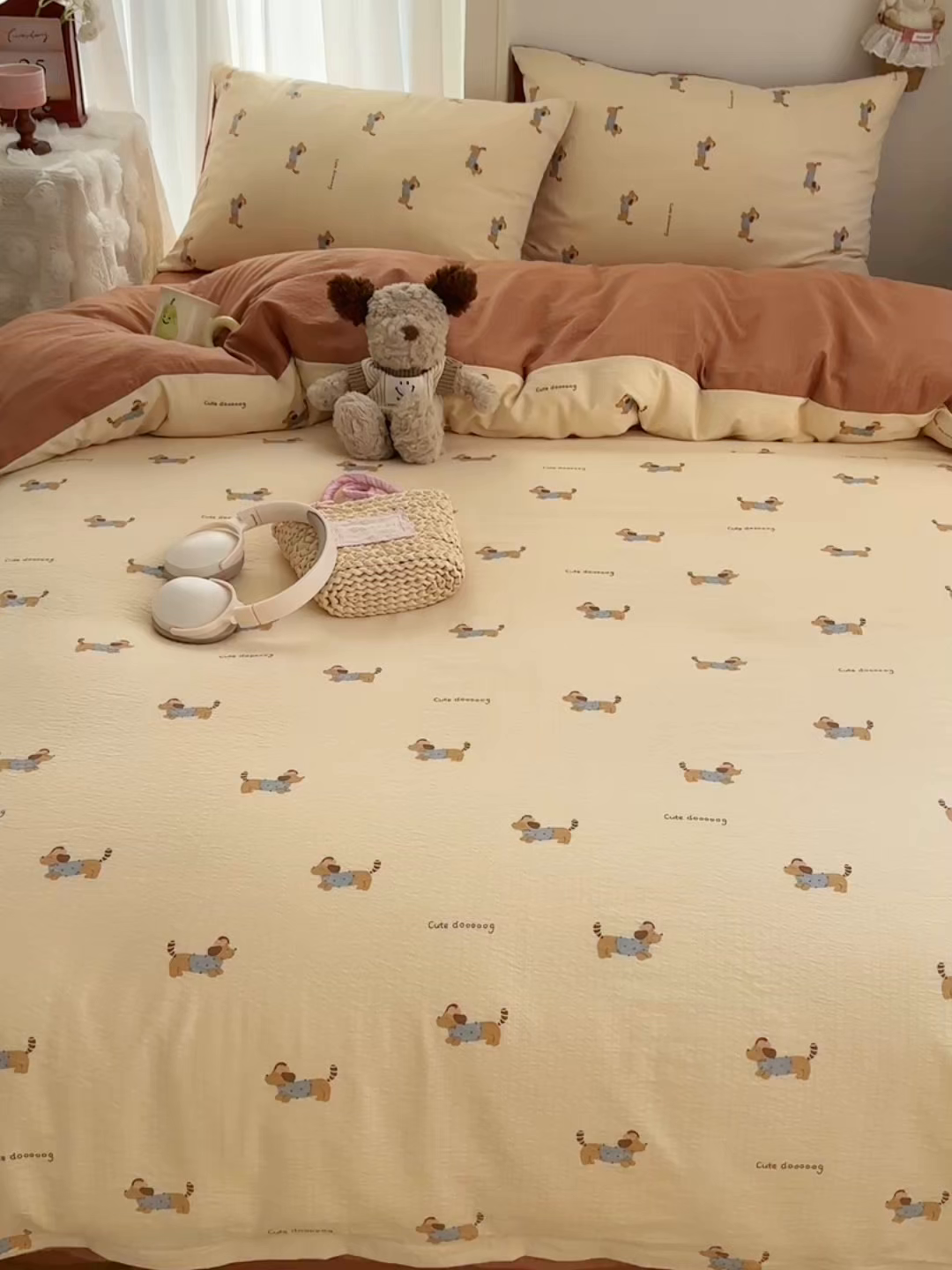 91家纺网 家纺一手货源 找家纺 贝扬思家纺 2025新款敲可爱的奶呼呼云感双层纱简约四件套系列-超级治愈~ 俏皮狗