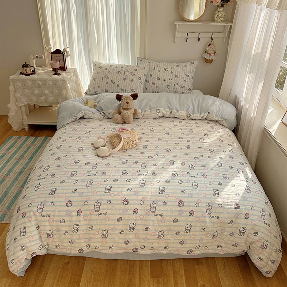 91家纺网 家纺一手货源 找家纺 贝扬思家纺 2025新款敲可爱的奶呼呼云感双层纱简约四件套系列-超级治愈~ 切块草莓猫