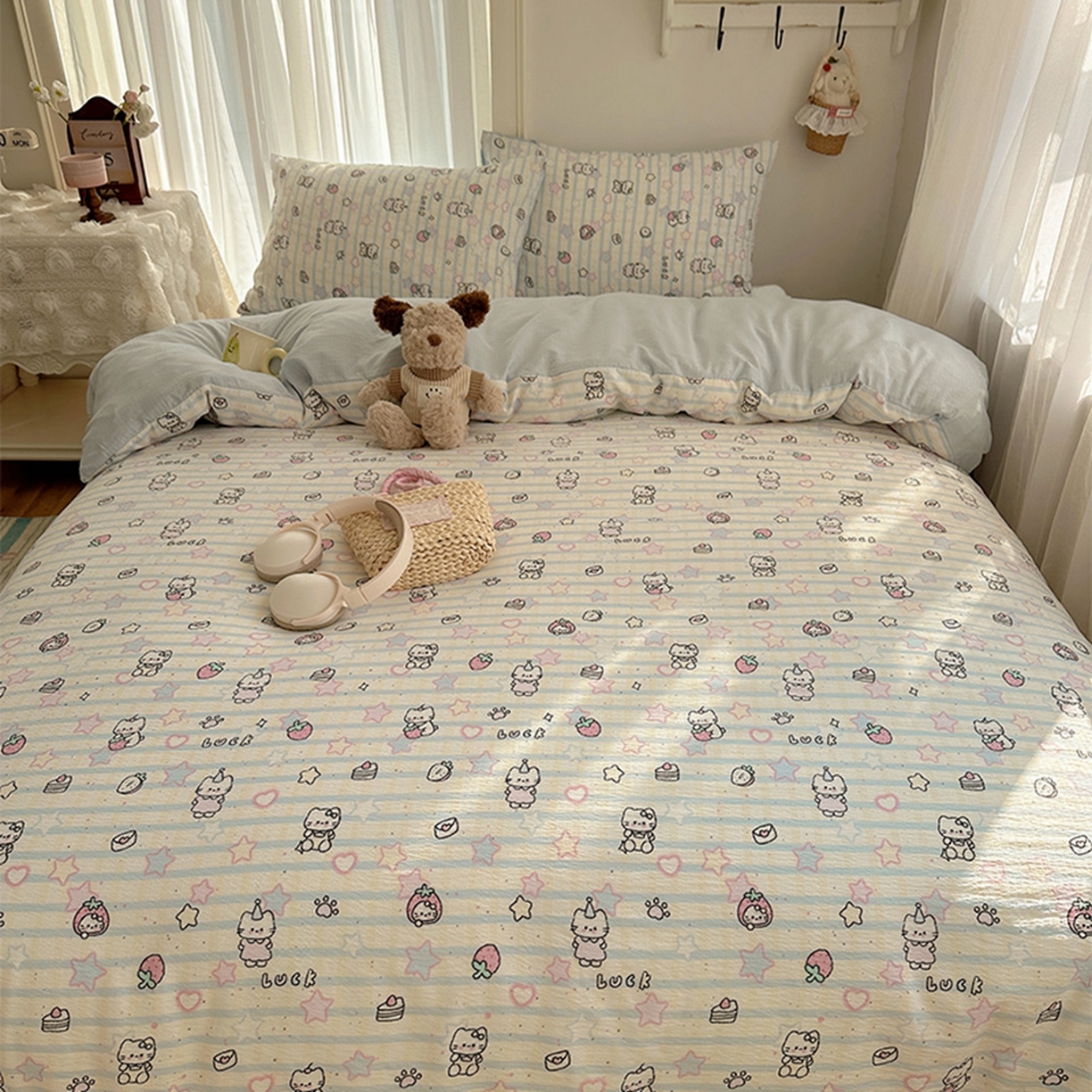 91家纺网 家纺一手货源 找家纺 贝扬思家纺 2025新款敲可爱的奶呼呼云感双层纱简约四件套系列-超级治愈~ 切块草莓猫