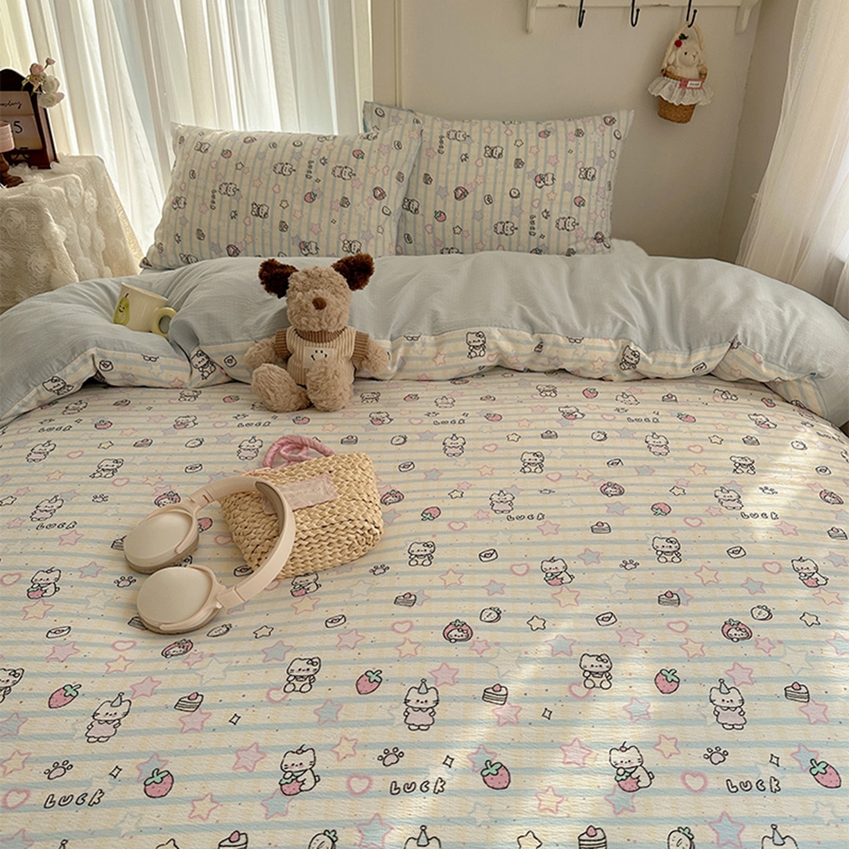 91家纺网 家纺一手货源 找家纺 贝扬思家纺 2025新款敲可爱的奶呼呼云感双层纱简约四件套系列-超级治愈~ 切块草莓猫