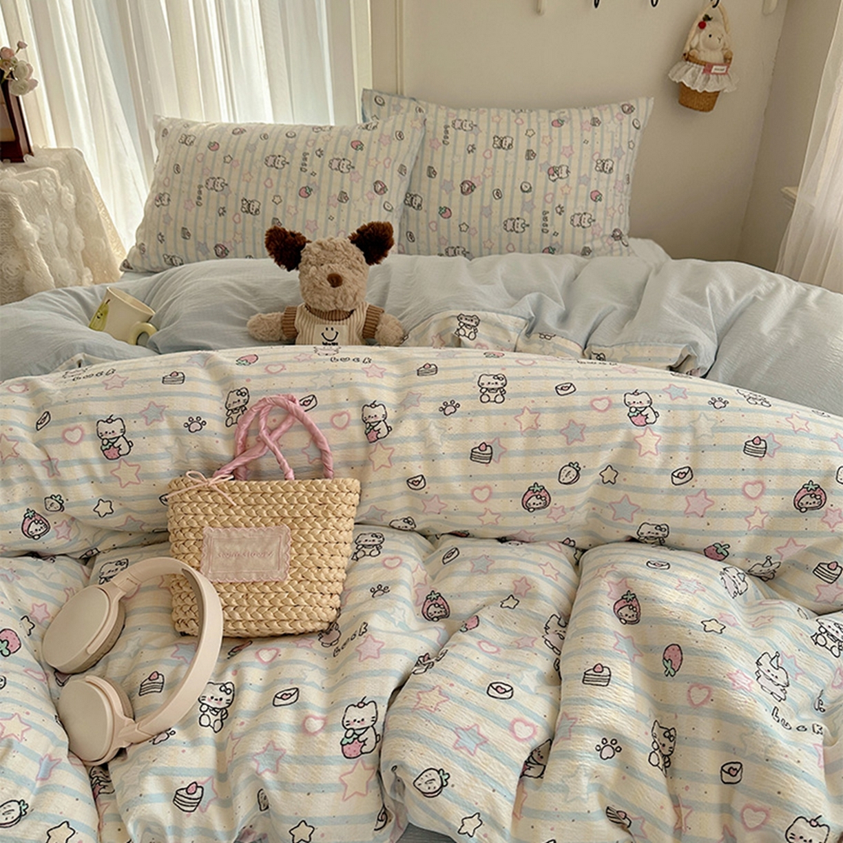 91家纺网 家纺一手货源 找家纺 贝扬思家纺 2025新款敲可爱的奶呼呼云感双层纱简约四件套系列-超级治愈~ 切块草莓猫