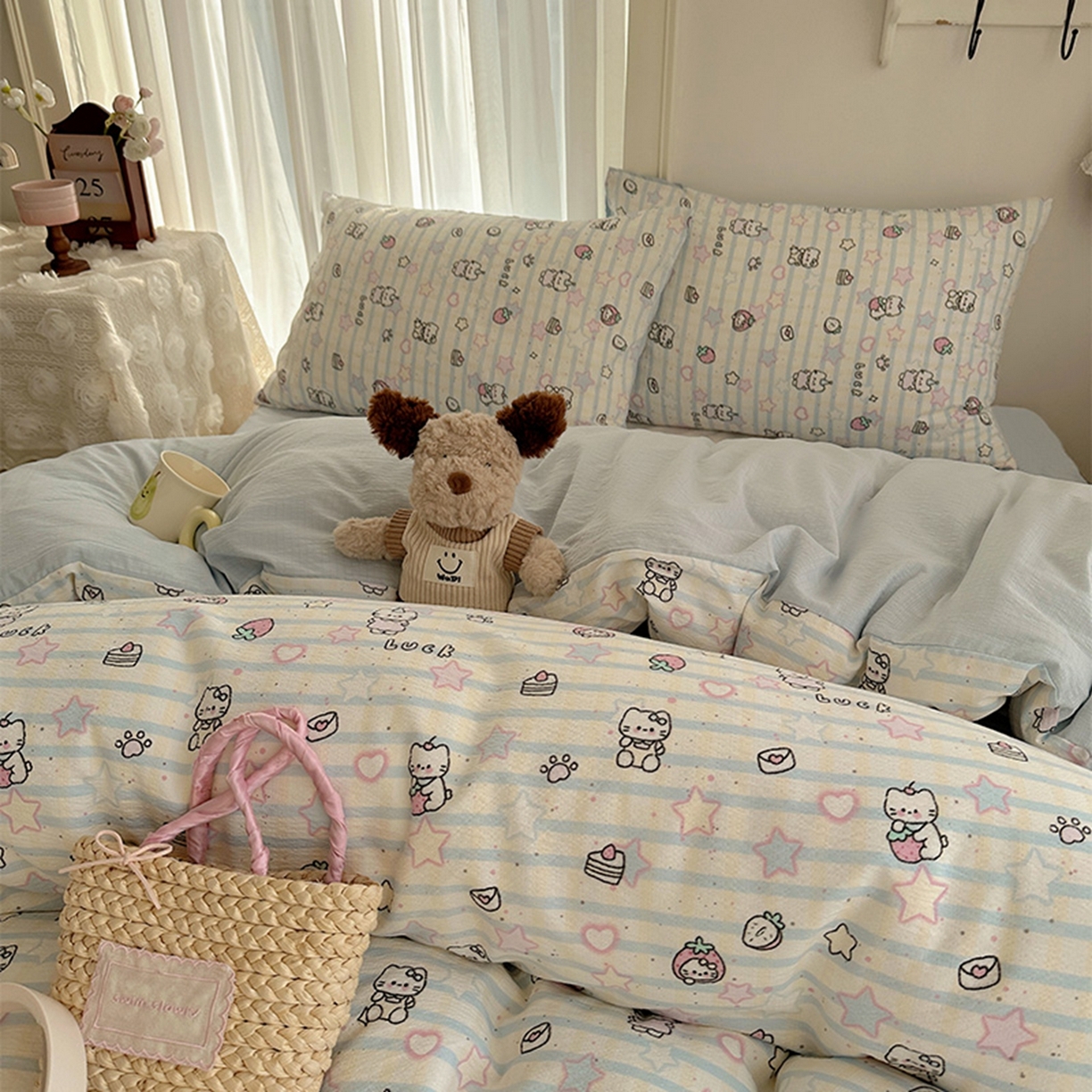 91家纺网 家纺一手货源 找家纺 贝扬思家纺 2025新款敲可爱的奶呼呼云感双层纱简约四件套系列-超级治愈~ 切块草莓猫