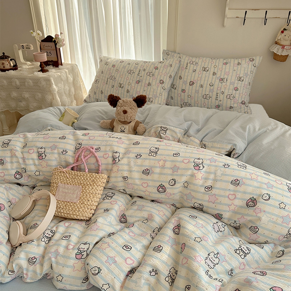 91家纺网 家纺一手货源 找家纺 贝扬思家纺 2025新款敲可爱的奶呼呼云感双层纱简约四件套系列-超级治愈~ 切块草莓猫