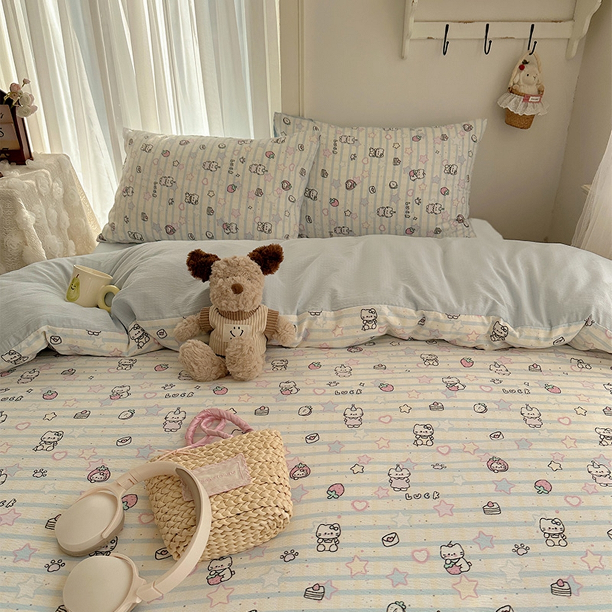 91家纺网 家纺一手货源 找家纺 贝扬思家纺 2025新款敲可爱的奶呼呼云感双层纱简约四件套系列-超级治愈~ 切块草莓猫