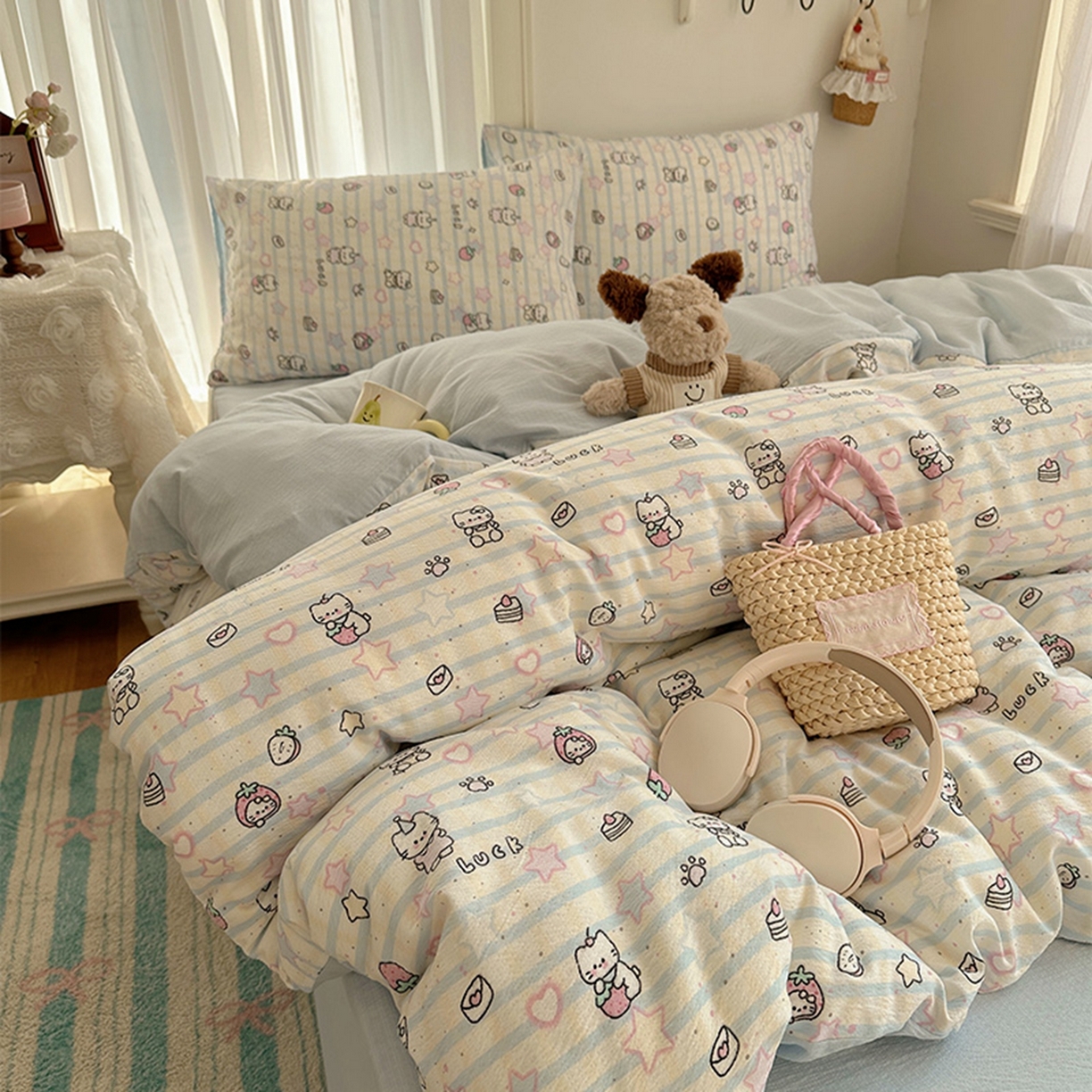 91家纺网 家纺一手货源 找家纺 贝扬思家纺 2025新款敲可爱的奶呼呼云感双层纱简约四件套系列-超级治愈~ 切块草莓猫