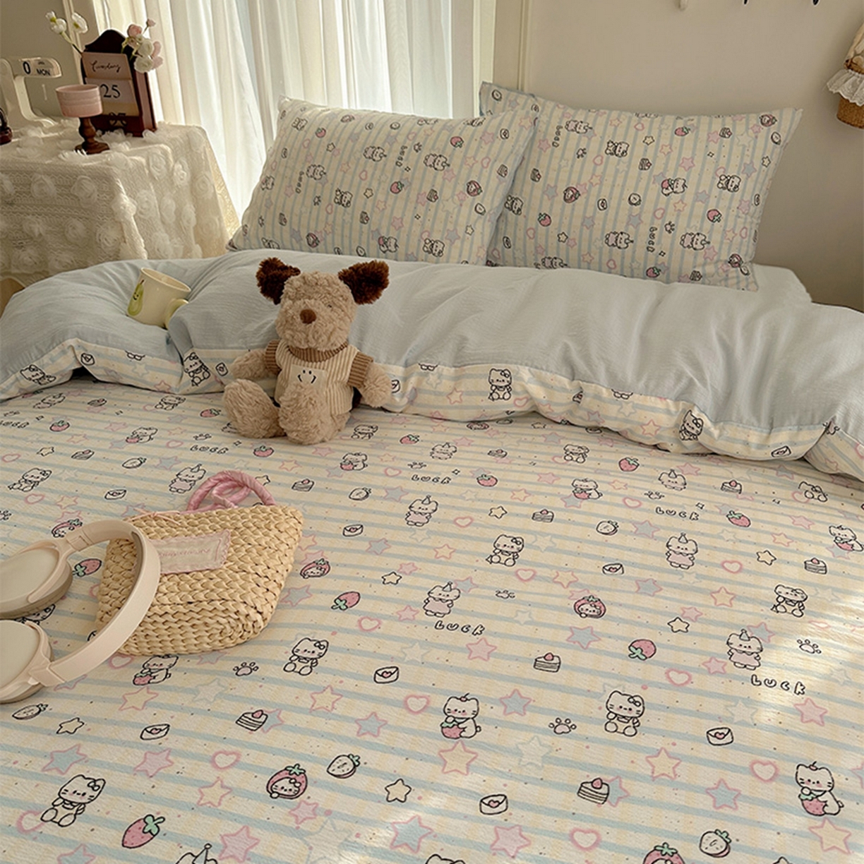 91家纺网 家纺一手货源 找家纺 贝扬思家纺 2025新款敲可爱的奶呼呼云感双层纱简约四件套系列-超级治愈~ 切块草莓猫