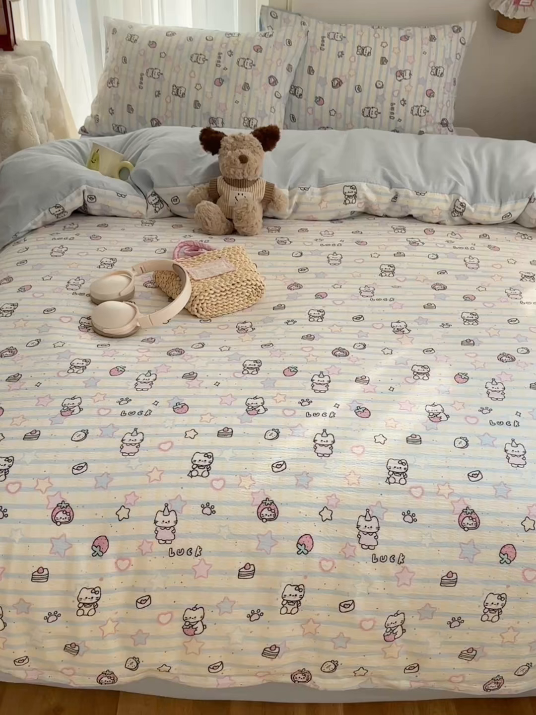 91家纺网 家纺一手货源 找家纺 贝扬思家纺 2025新款敲可爱的奶呼呼云感双层纱简约四件套系列-超级治愈~ 切块草莓猫