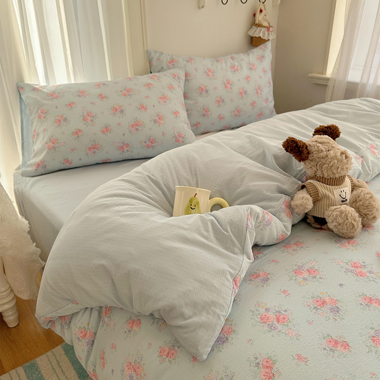 91家纺网 家纺一手货源 找家纺 贝扬思家纺 2025新款敲可爱的奶呼呼云感双层纱简约四件套系列-超级治愈~ 清风与雾-蓝