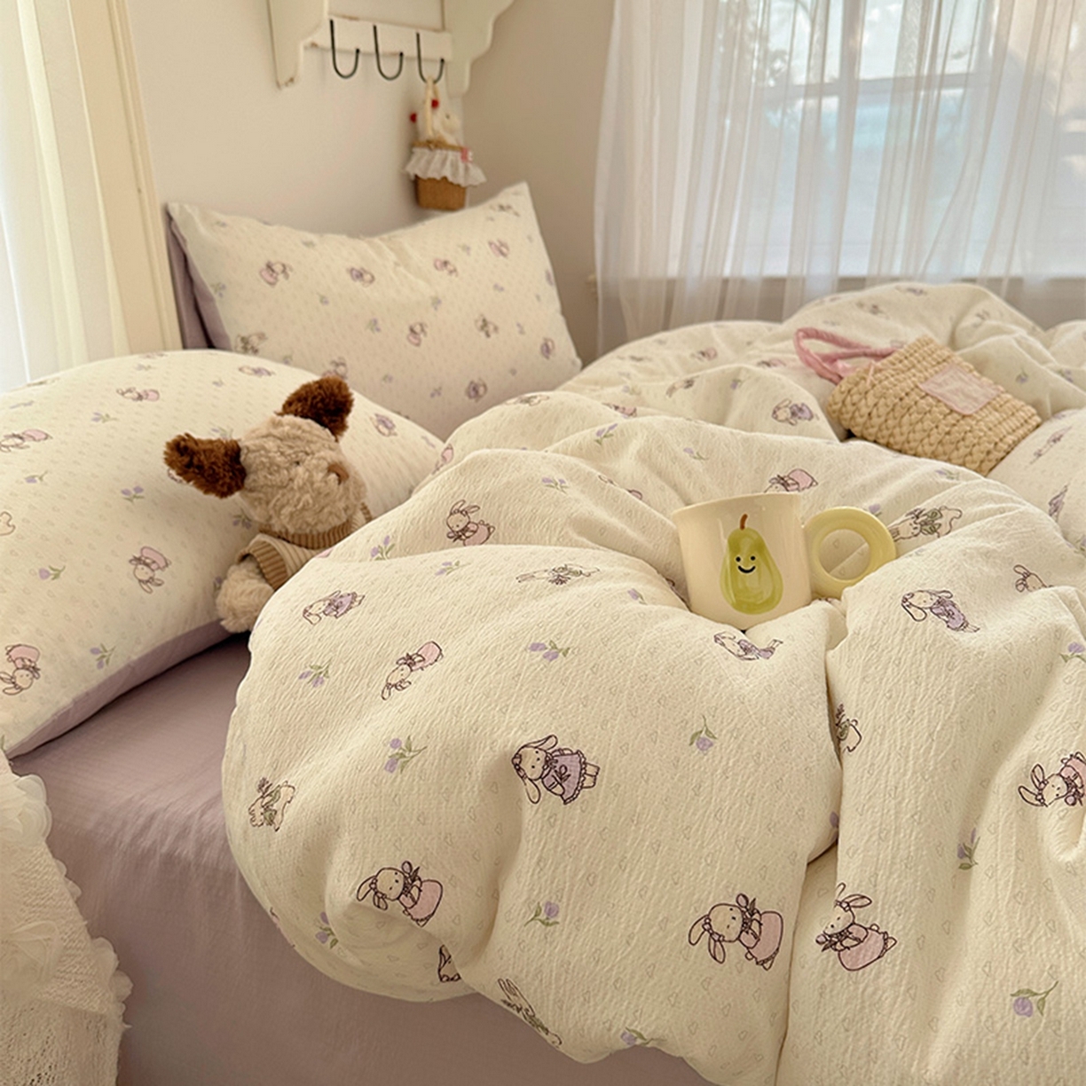 91家纺网 家纺一手货源 找家纺 贝扬思家纺 2025新款敲可爱的奶呼呼云感双层纱简约四件套系列-超级治愈~ 裙子小兔