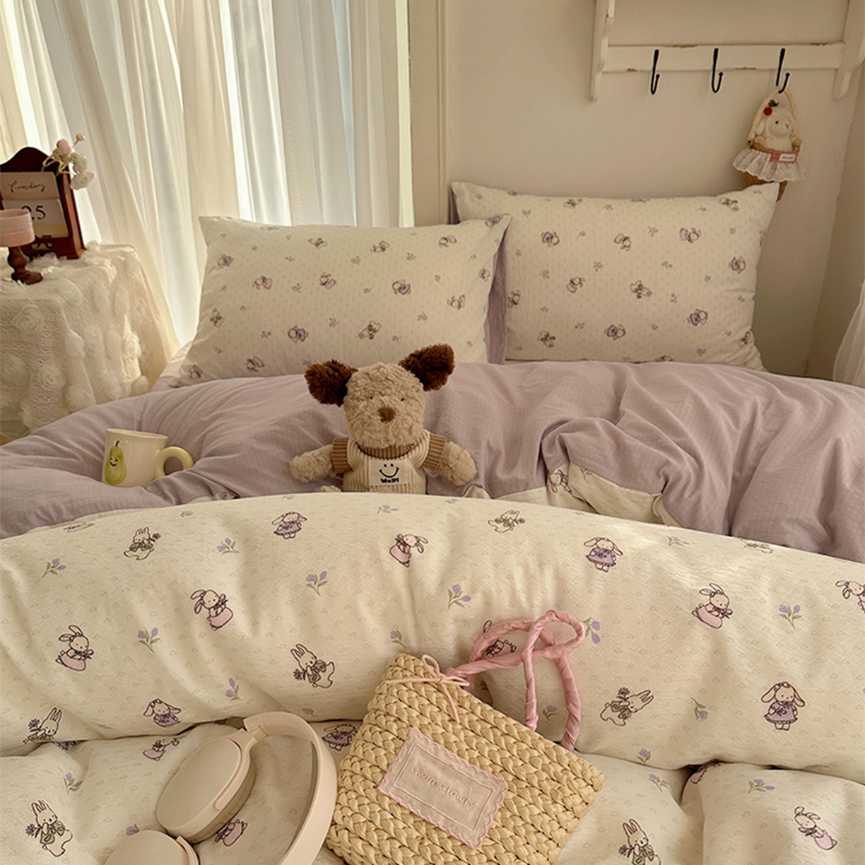 91家纺网 家纺一手货源 找家纺 贝扬思家纺 2025新款敲可爱的奶呼呼云感双层纱简约四件套系列-超级治愈~ 裙子小兔