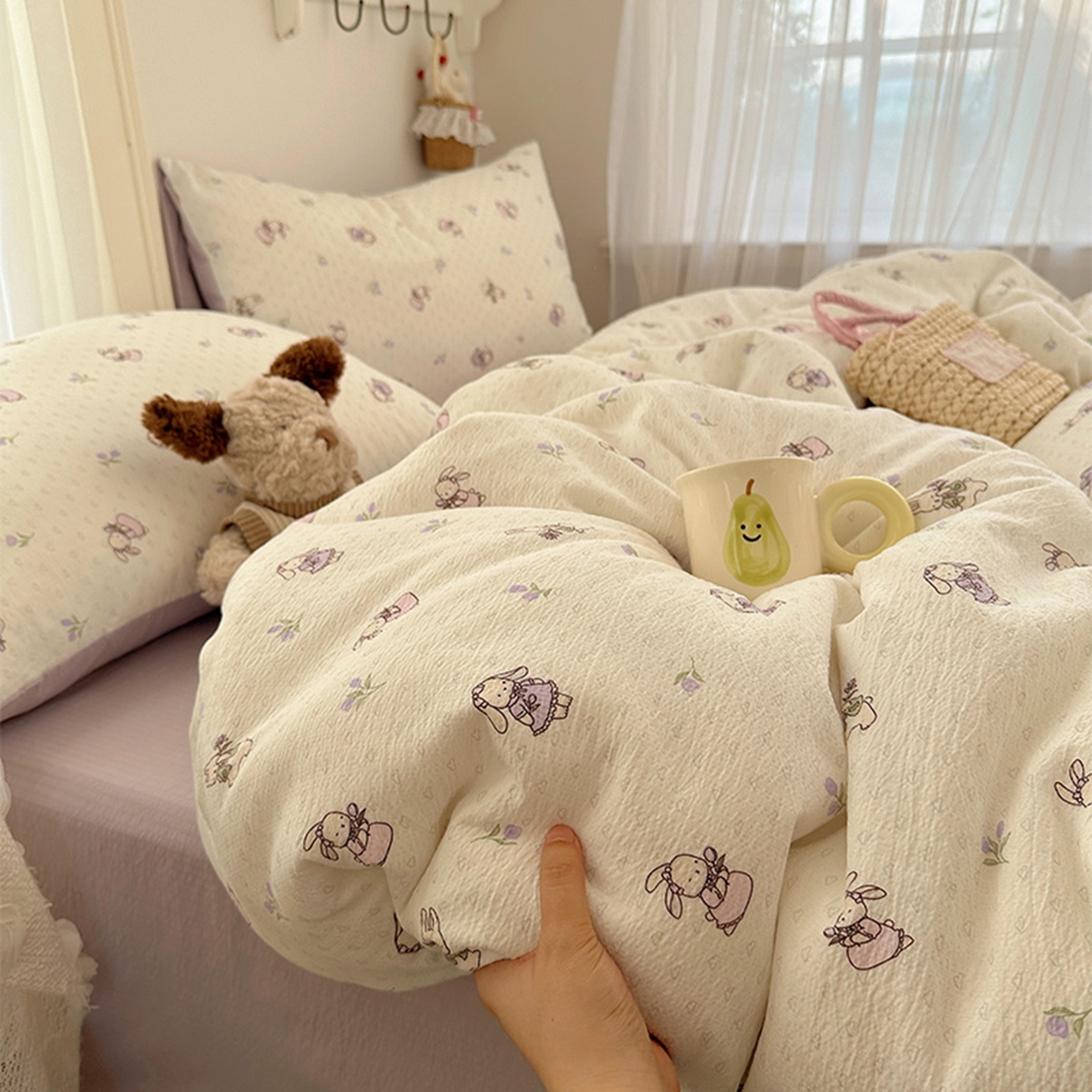 91家纺网 家纺一手货源 找家纺 贝扬思家纺 2025新款敲可爱的奶呼呼云感双层纱简约四件套系列-超级治愈~ 裙子小兔