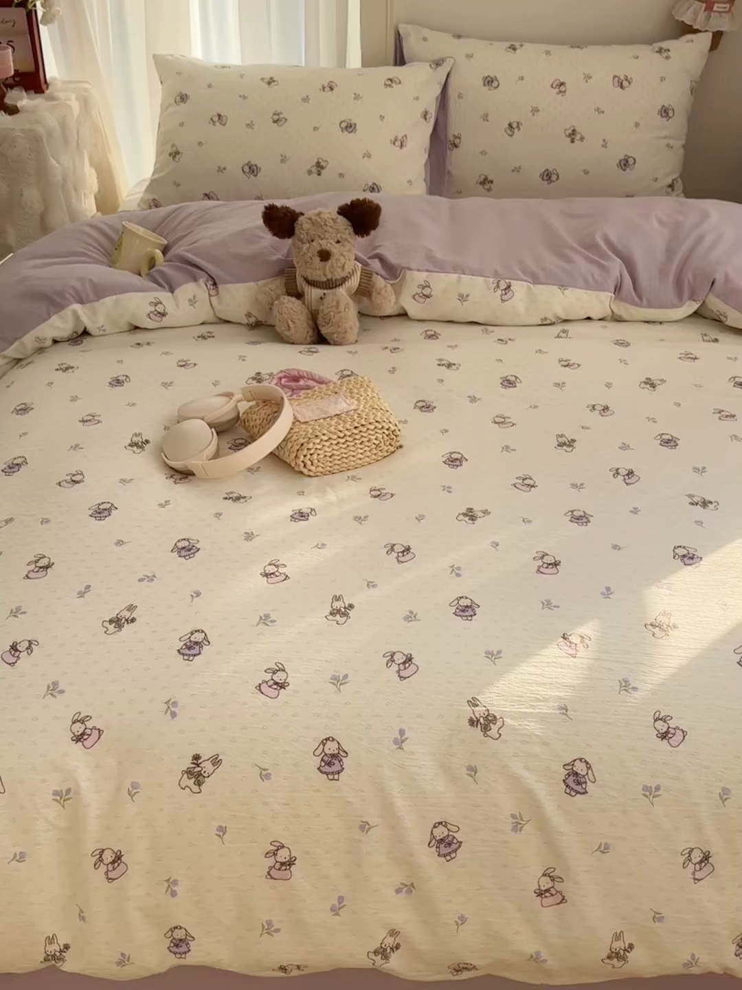 91家纺网 家纺一手货源 找家纺 贝扬思家纺 2025新款敲可爱的奶呼呼云感双层纱简约四件套系列-超级治愈~ 裙子小兔