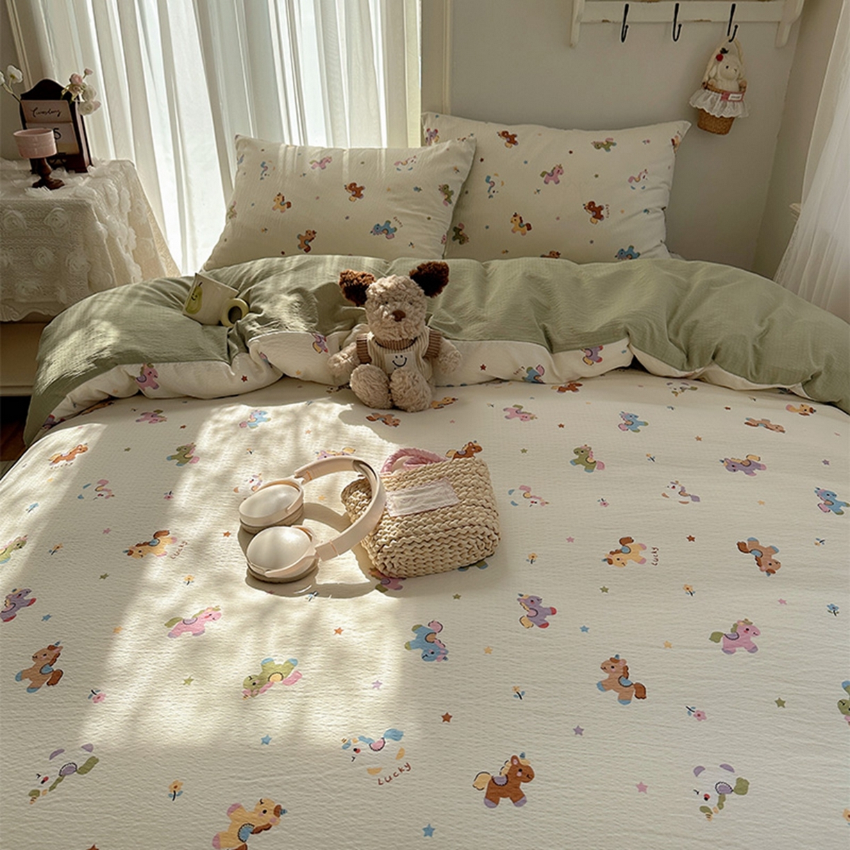 91家纺网 家纺一手货源 找家纺 贝扬思家纺 2025新款敲可爱的奶呼呼云感双层纱简约四件套系列-超级治愈~ 童年木马