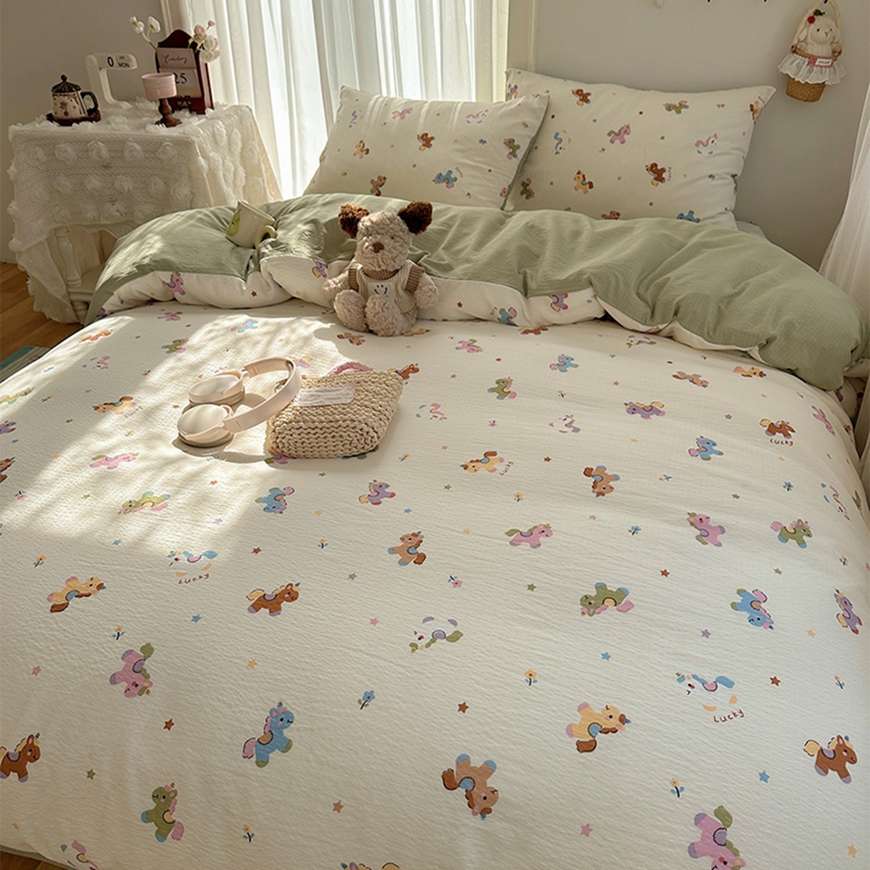 91家纺网 家纺一手货源 找家纺 贝扬思家纺 2025新款敲可爱的奶呼呼云感双层纱简约四件套系列-超级治愈~ 童年木马