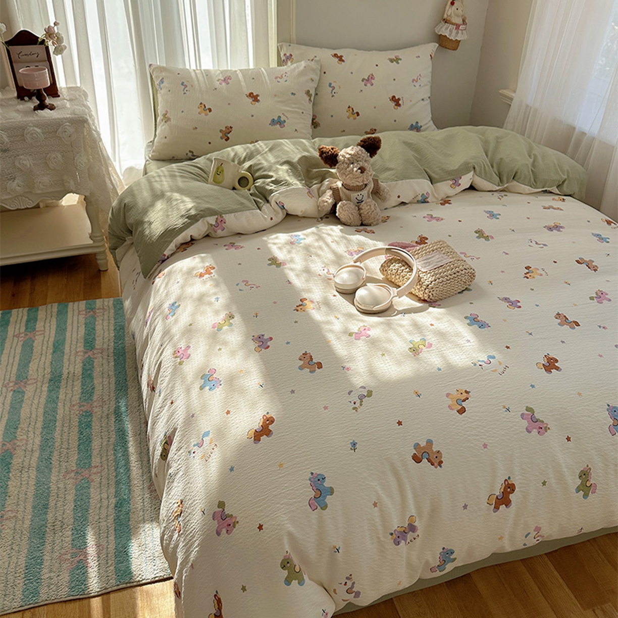 91家纺网 家纺一手货源 找家纺 贝扬思家纺 2025新款敲可爱的奶呼呼云感双层纱简约四件套系列-超级治愈~ 童年木马