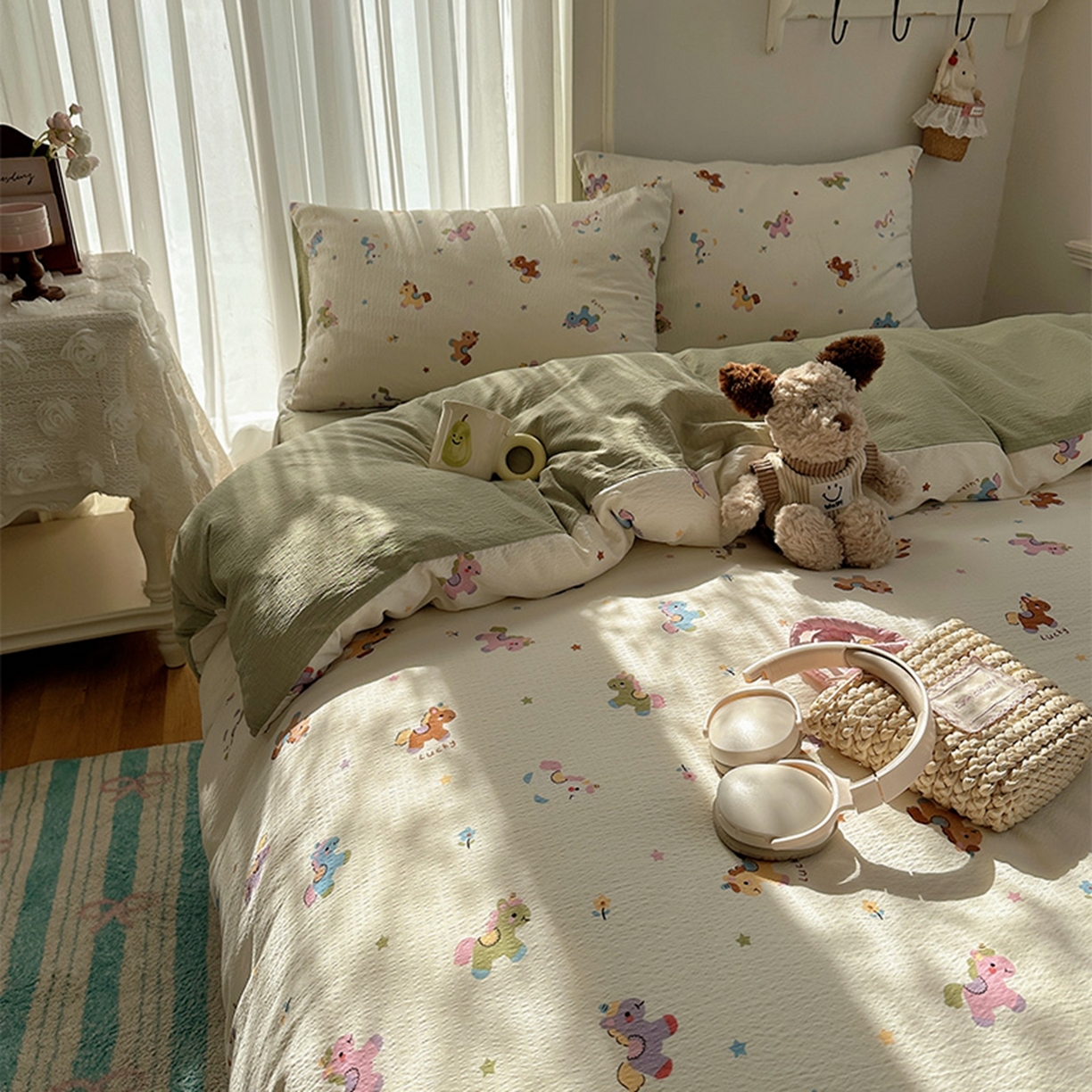 91家纺网 家纺一手货源 找家纺 贝扬思家纺 2025新款敲可爱的奶呼呼云感双层纱简约四件套系列-超级治愈~ 童年木马