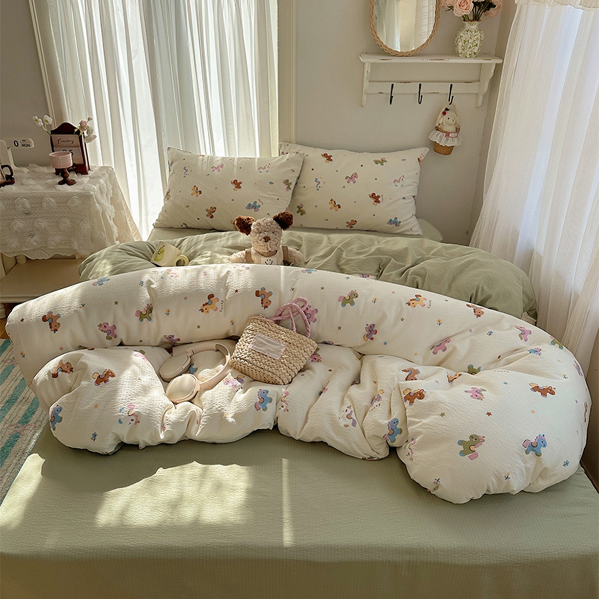 91家纺网 家纺一手货源 找家纺 贝扬思家纺 2025新款敲可爱的奶呼呼云感双层纱简约四件套系列-超级治愈~ 童年木马