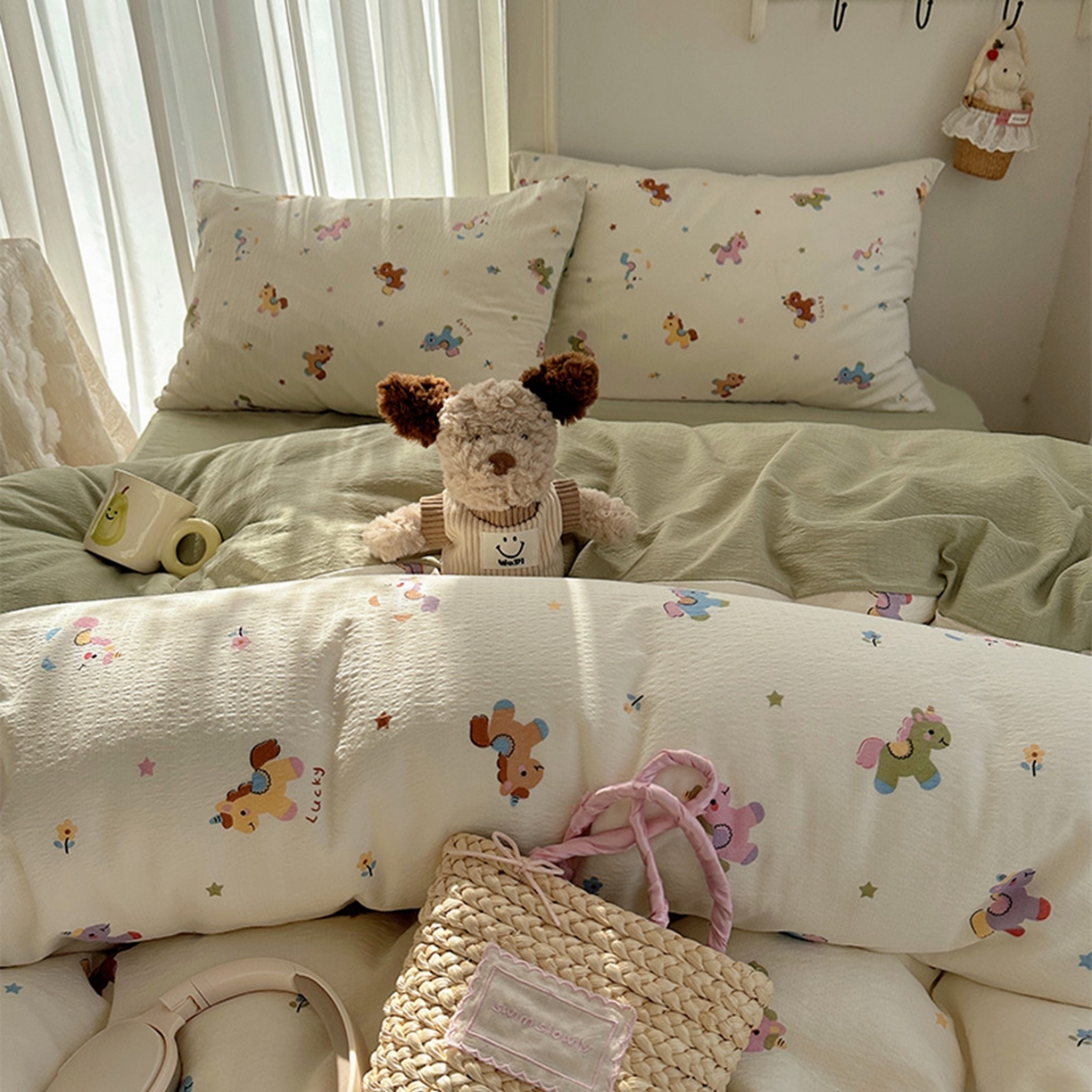 91家纺网 家纺一手货源 找家纺 贝扬思家纺 2025新款敲可爱的奶呼呼云感双层纱简约四件套系列-超级治愈~ 童年木马