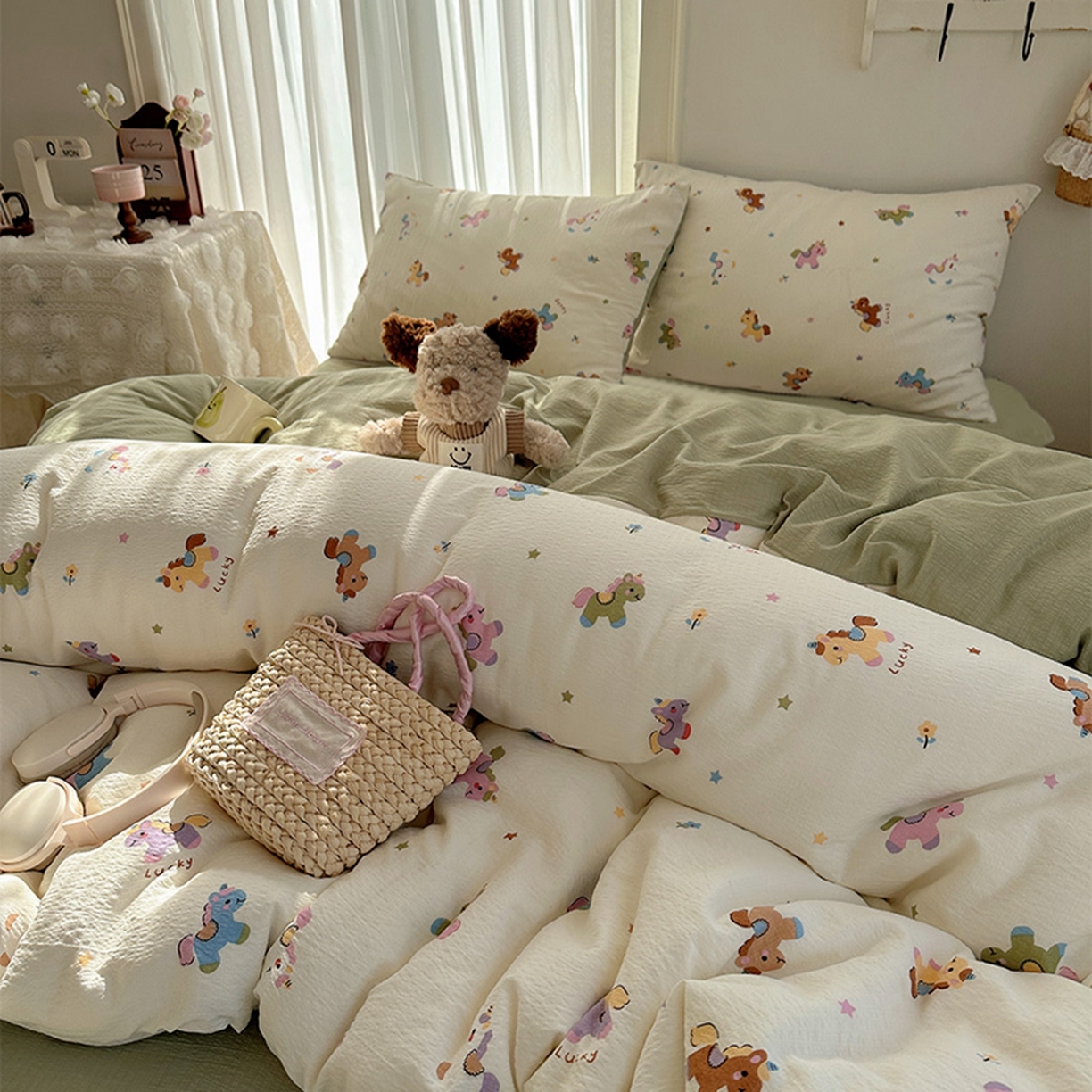 91家纺网 家纺一手货源 找家纺 贝扬思家纺 2025新款敲可爱的奶呼呼云感双层纱简约四件套系列-超级治愈~ 童年木马