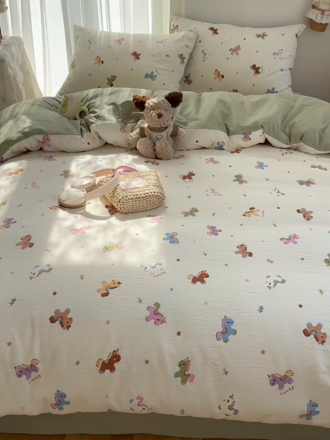 91家纺网 家纺一手货源 找家纺 贝扬思家纺 2025新款敲可爱的奶呼呼云感双层纱简约四件套系列-超级治愈~ 童年木马