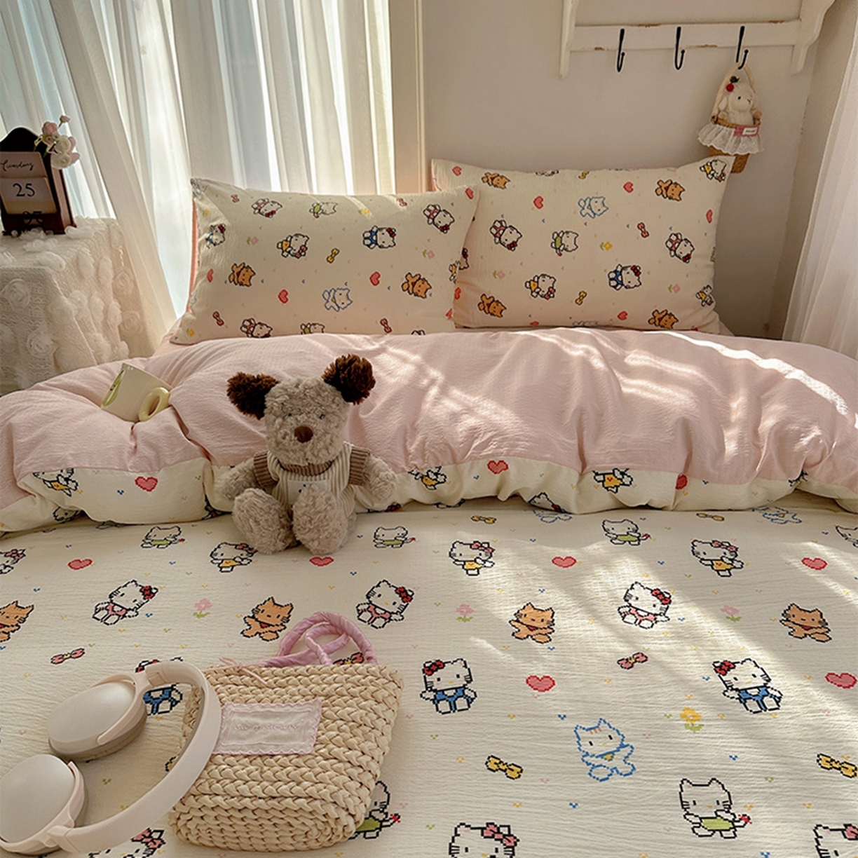 91家纺网 家纺一手货源 找家纺 贝扬思家纺 2025新款敲可爱的奶呼呼云感双层纱简约四件套系列-超级治愈~ 像素小猫