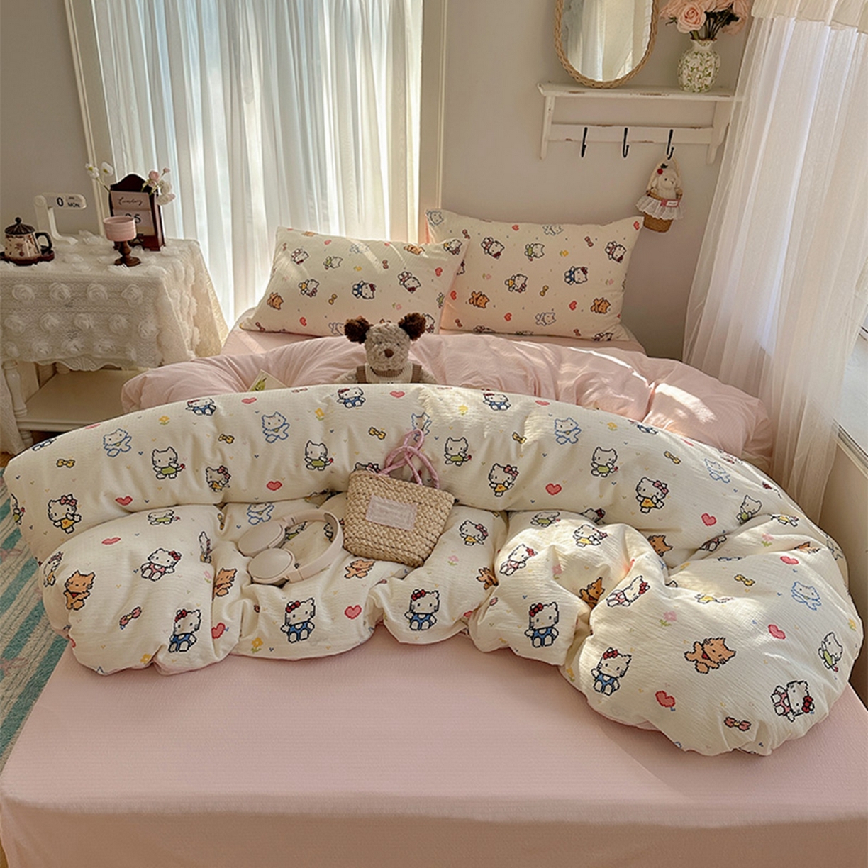 91家纺网 家纺一手货源 找家纺 贝扬思家纺 2025新款敲可爱的奶呼呼云感双层纱简约四件套系列-超级治愈~ 像素小猫