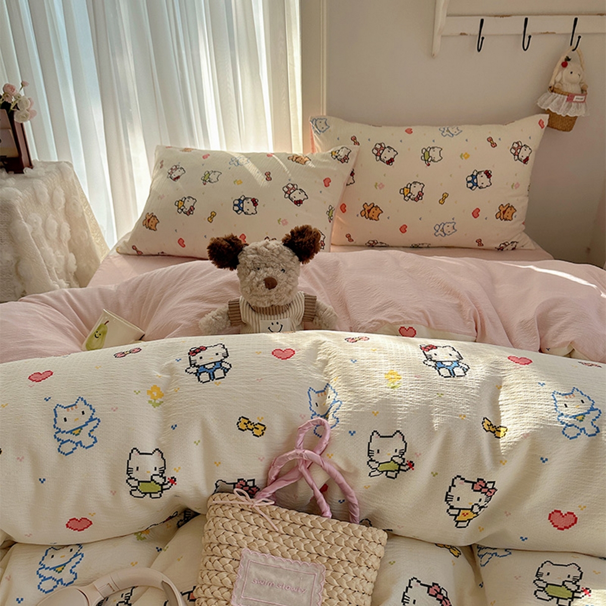 91家纺网 家纺一手货源 找家纺 贝扬思家纺 2025新款敲可爱的奶呼呼云感双层纱简约四件套系列-超级治愈~ 像素小猫