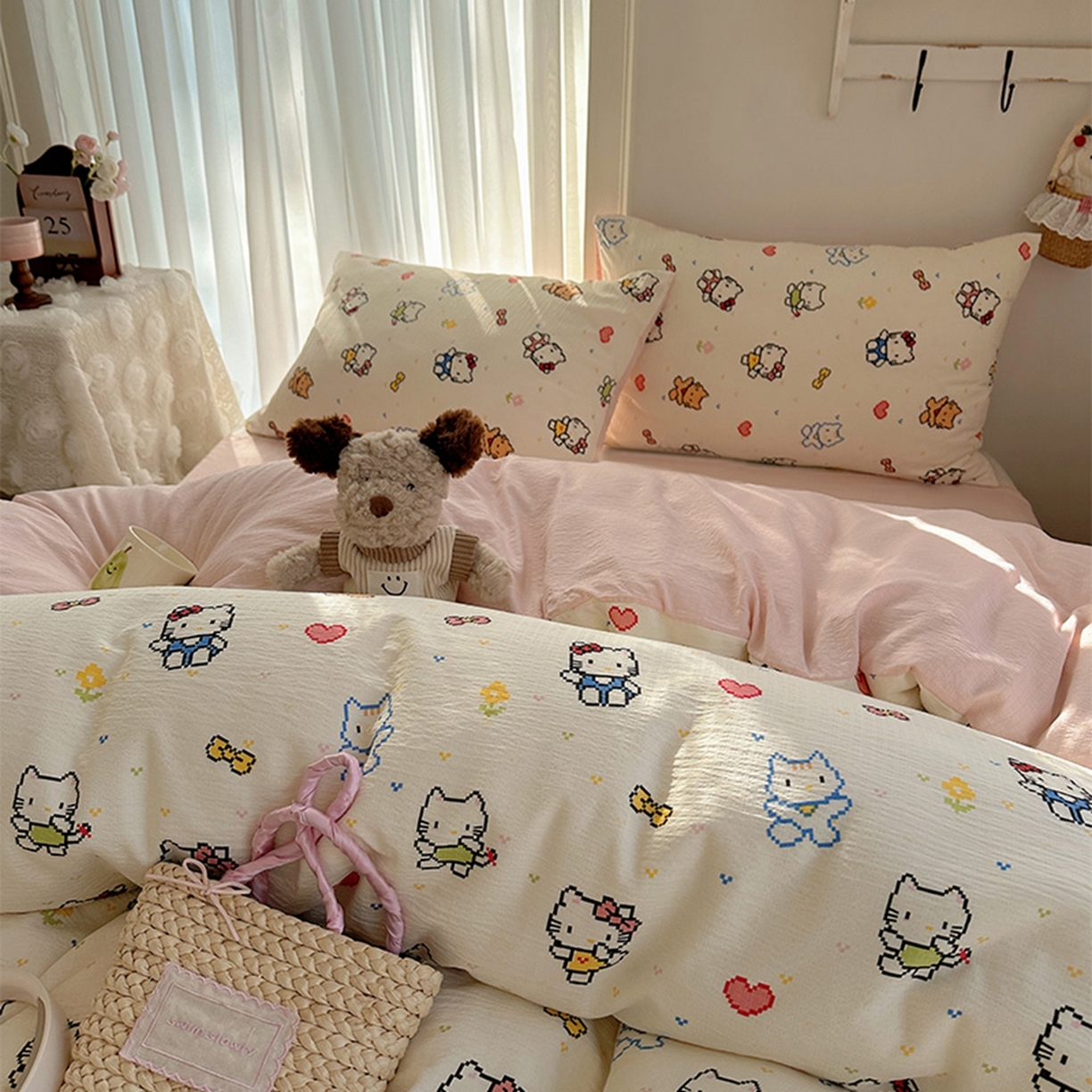 91家纺网 家纺一手货源 找家纺 贝扬思家纺 2025新款敲可爱的奶呼呼云感双层纱简约四件套系列-超级治愈~ 像素小猫