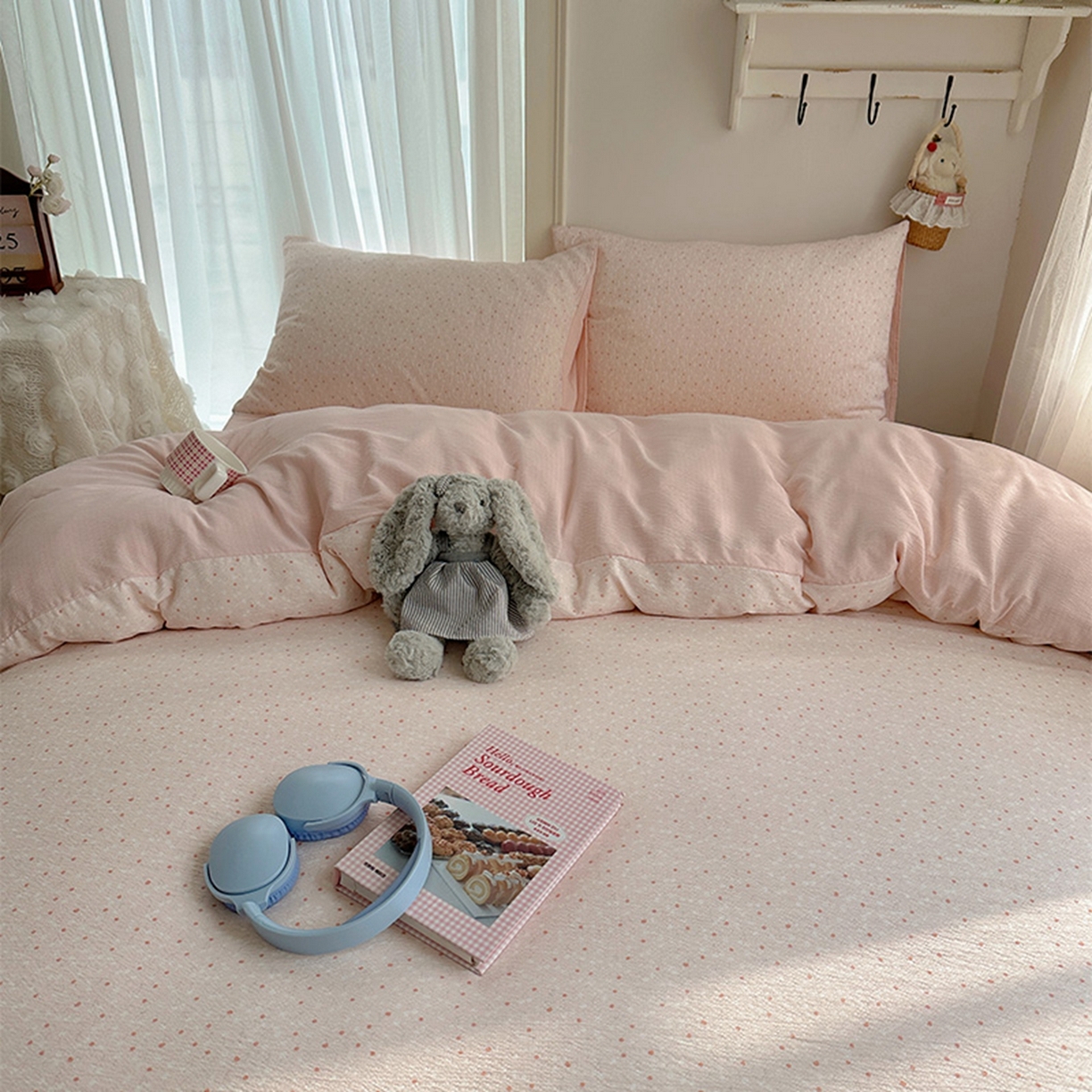 91家纺网 家纺一手货源 找家纺 贝扬思家纺 2025新款敲可爱的奶呼呼云感双层纱简约四件套系列-超级治愈~ 樱桃奶球