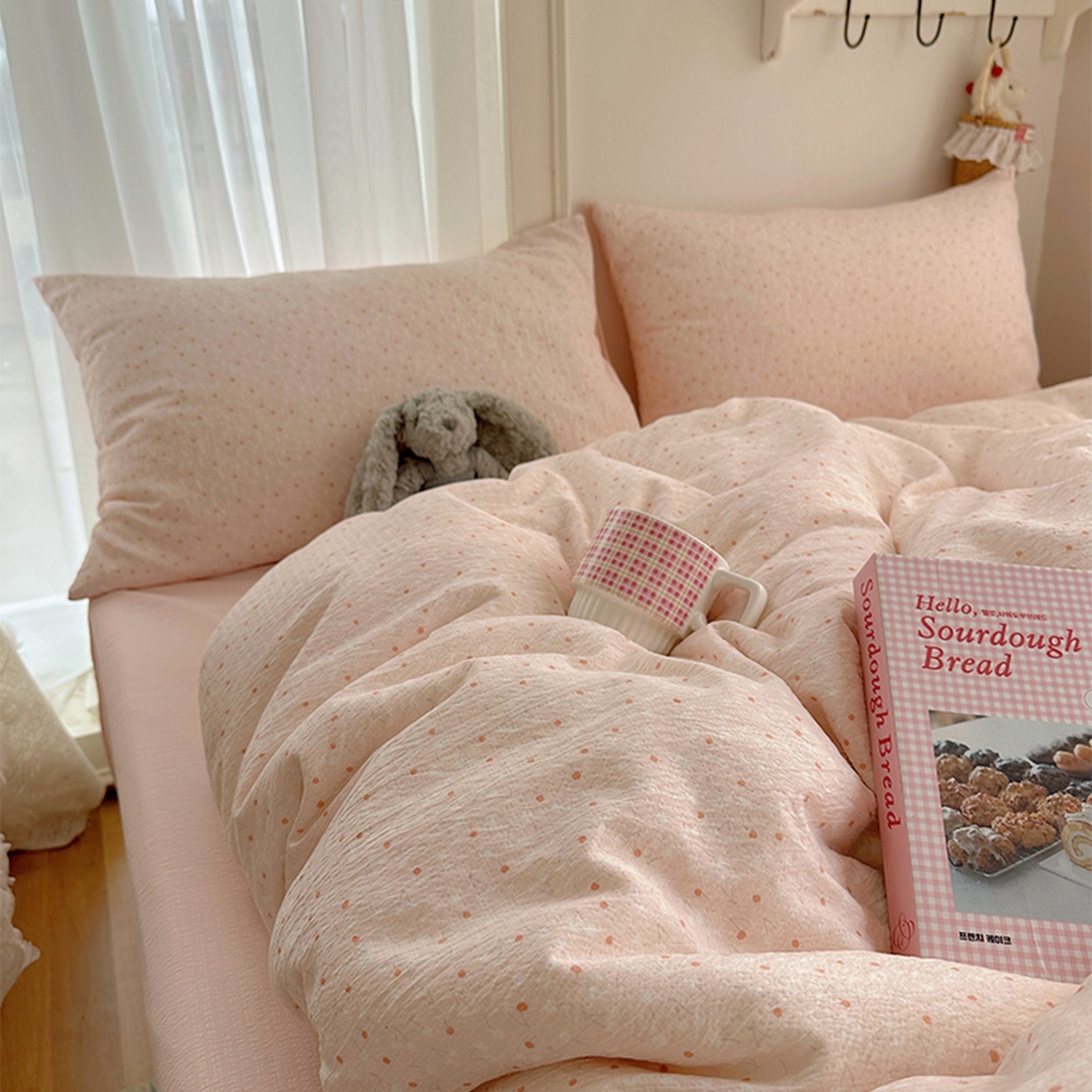 91家纺网 家纺一手货源 找家纺 贝扬思家纺 2025新款敲可爱的奶呼呼云感双层纱简约四件套系列-超级治愈~ 樱桃奶球