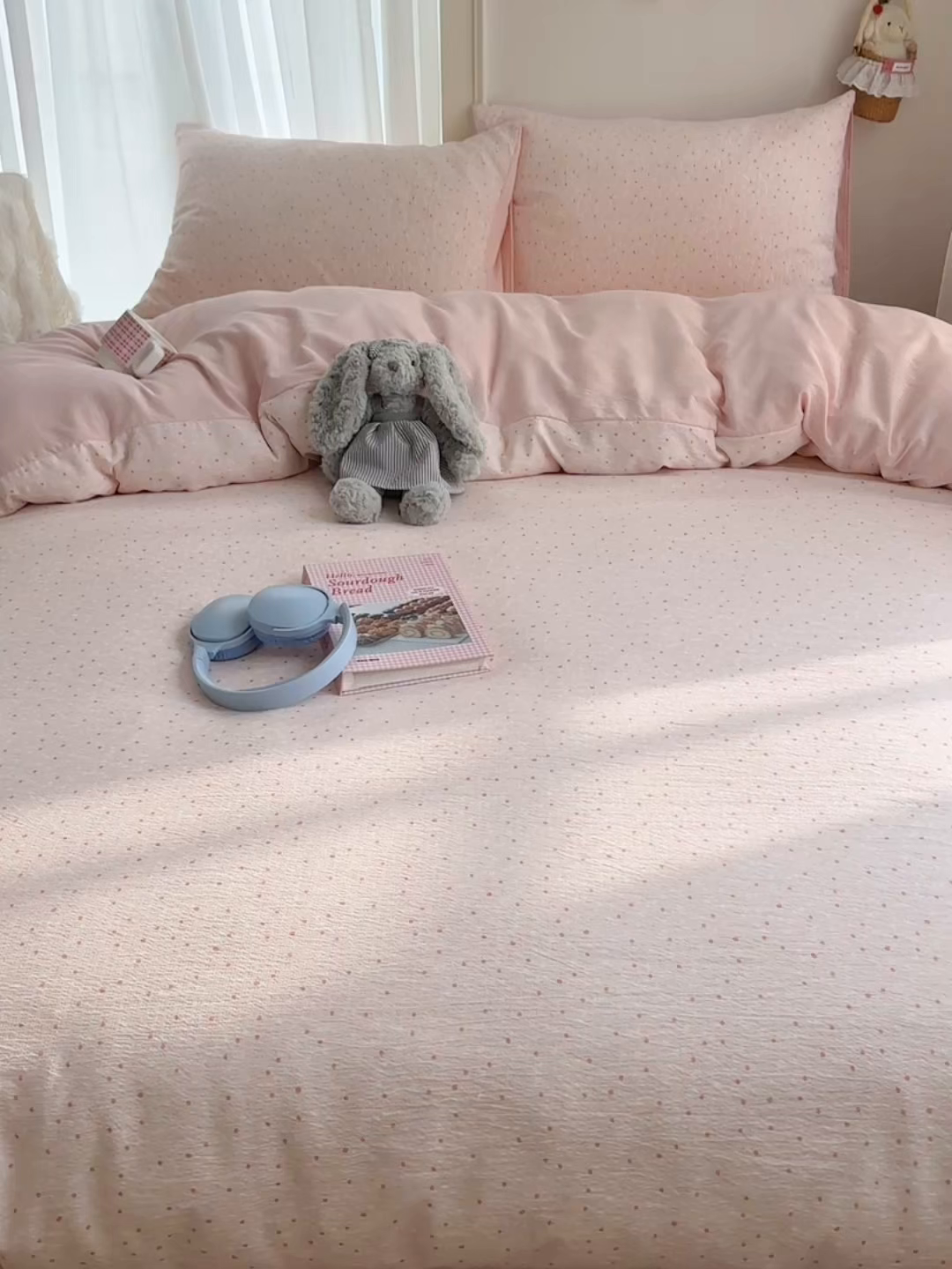 91家纺网 家纺一手货源 找家纺 贝扬思家纺 2025新款敲可爱的奶呼呼云感双层纱简约四件套系列-超级治愈~ 樱桃奶球