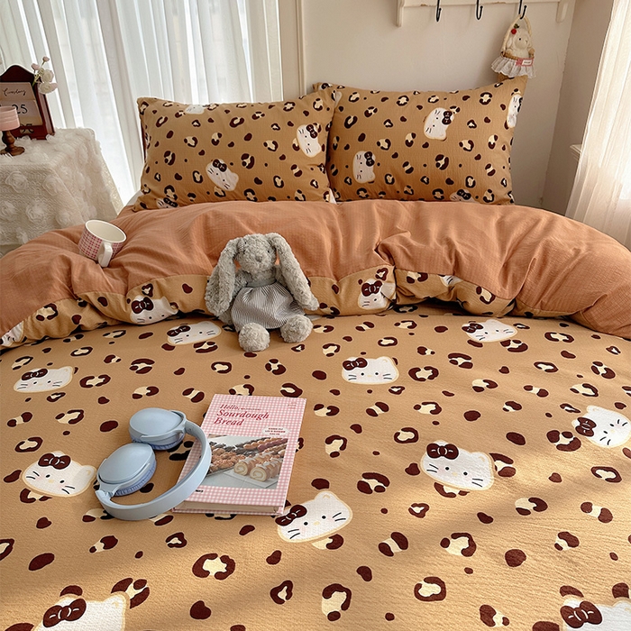 91家纺网 家纺一手货源 找家纺 星禾优选 2025新款全新热款敲可爱的奶呼呼云感双层纱简约四件套系列（提供买家秀） 大脸二胡猫-咖