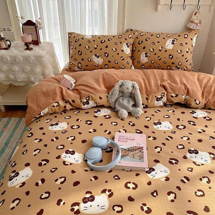 91家纺网 家纺一手货源 找家纺 星禾优选 2025新款全新热款敲可爱的奶呼呼云感双层纱简约四件套系列（提供买家秀） 大脸二胡猫-咖