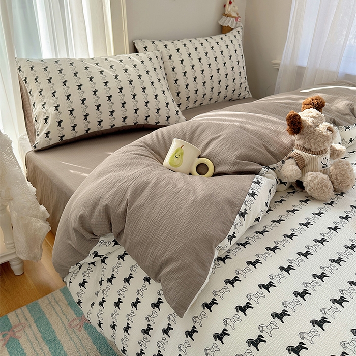 91家纺网 家纺一手货源 找家纺 星禾优选 2025新款全新热款敲可爱的奶呼呼云感双层纱简约四件套系列（提供买家秀） 木马