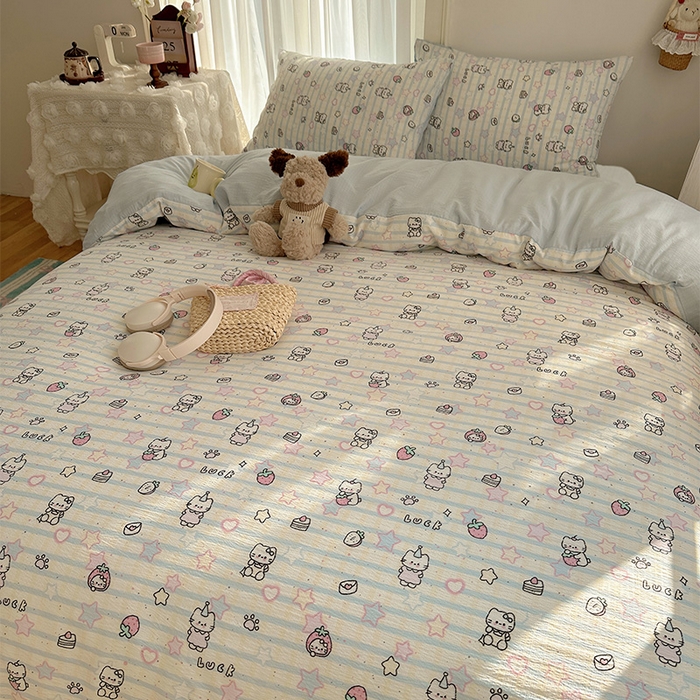 91家纺网 家纺一手货源 找家纺 星禾优选 2025新款全新热款敲可爱的奶呼呼云感双层纱简约四件套系列（提供买家秀） 切块草莓猫