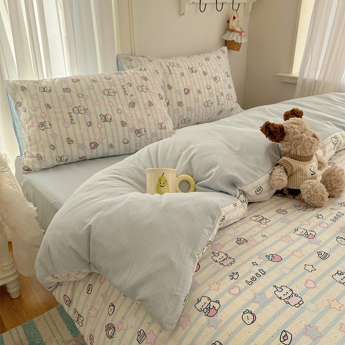 91家纺网 家纺一手货源 找家纺 星禾优选 2025新款全新热款敲可爱的奶呼呼云感双层纱简约四件套系列（提供买家秀） 切块草莓猫