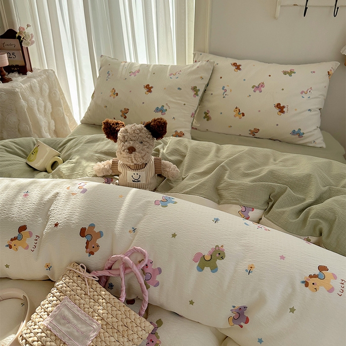 91家纺网 家纺一手货源 找家纺 星禾优选 2025新款全新热款敲可爱的奶呼呼云感双层纱简约四件套系列（提供买家秀） 童年木马